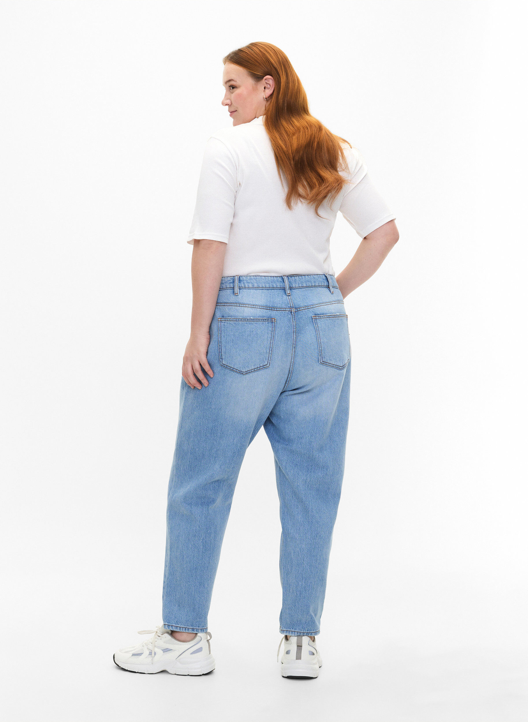 Zizzi Mille Mom-Fit-Jeans mit Destroyed-Effekt, Light Blue, Model image number 1