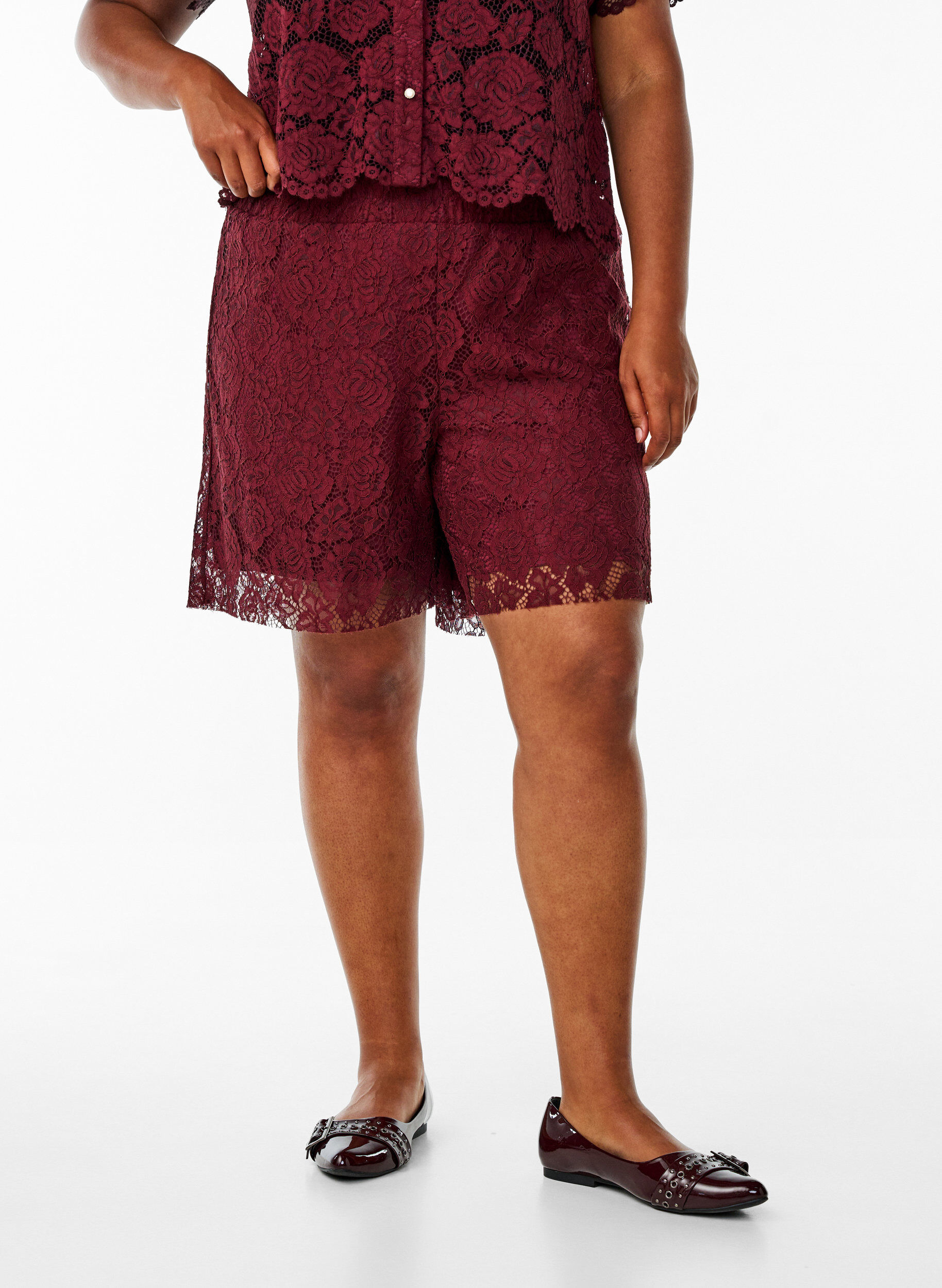 Zizzi Short ample en dentelle, Bordeaux fonc&eacute;, Model image number 3