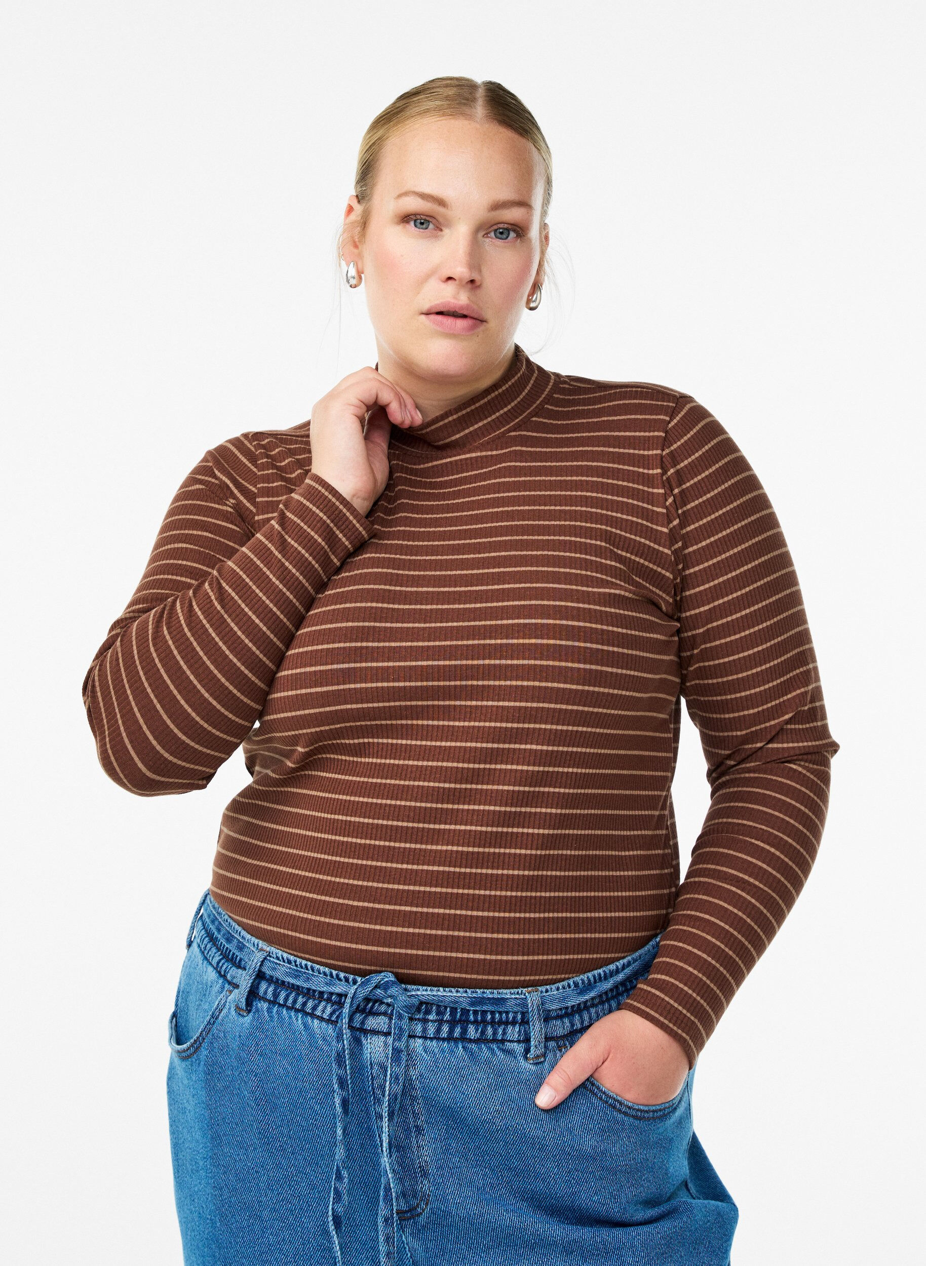 Zizzi Gestreifte Rippstrickbluse mit Stehkragen, Braun, Model image number 0