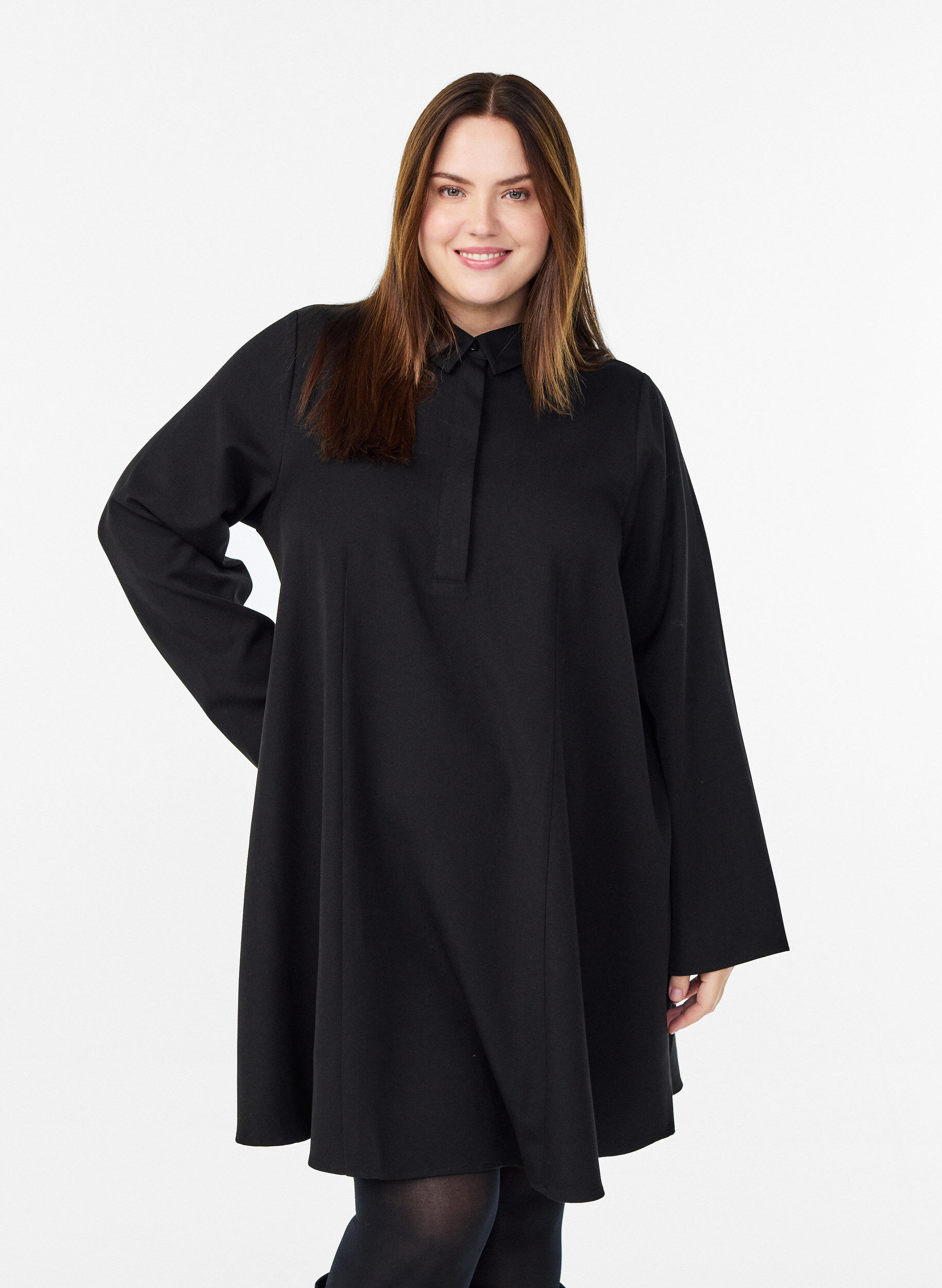 Kurzes A-Linien-Kleid mit langen &Auml;rmeln, Schwarz, Model
