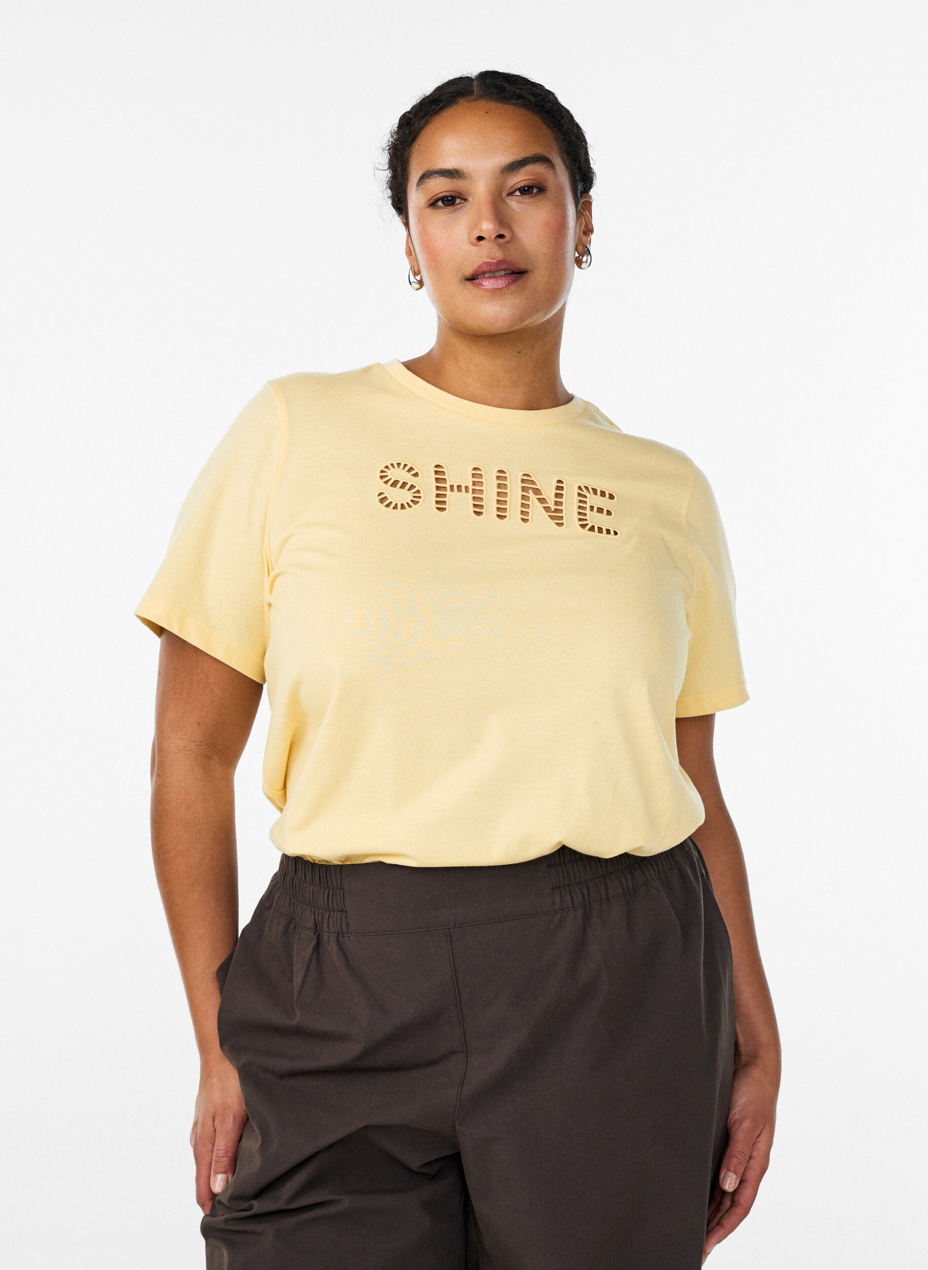 T-shirt en coton avec texte brod&eacute;, Jaune clair, Model