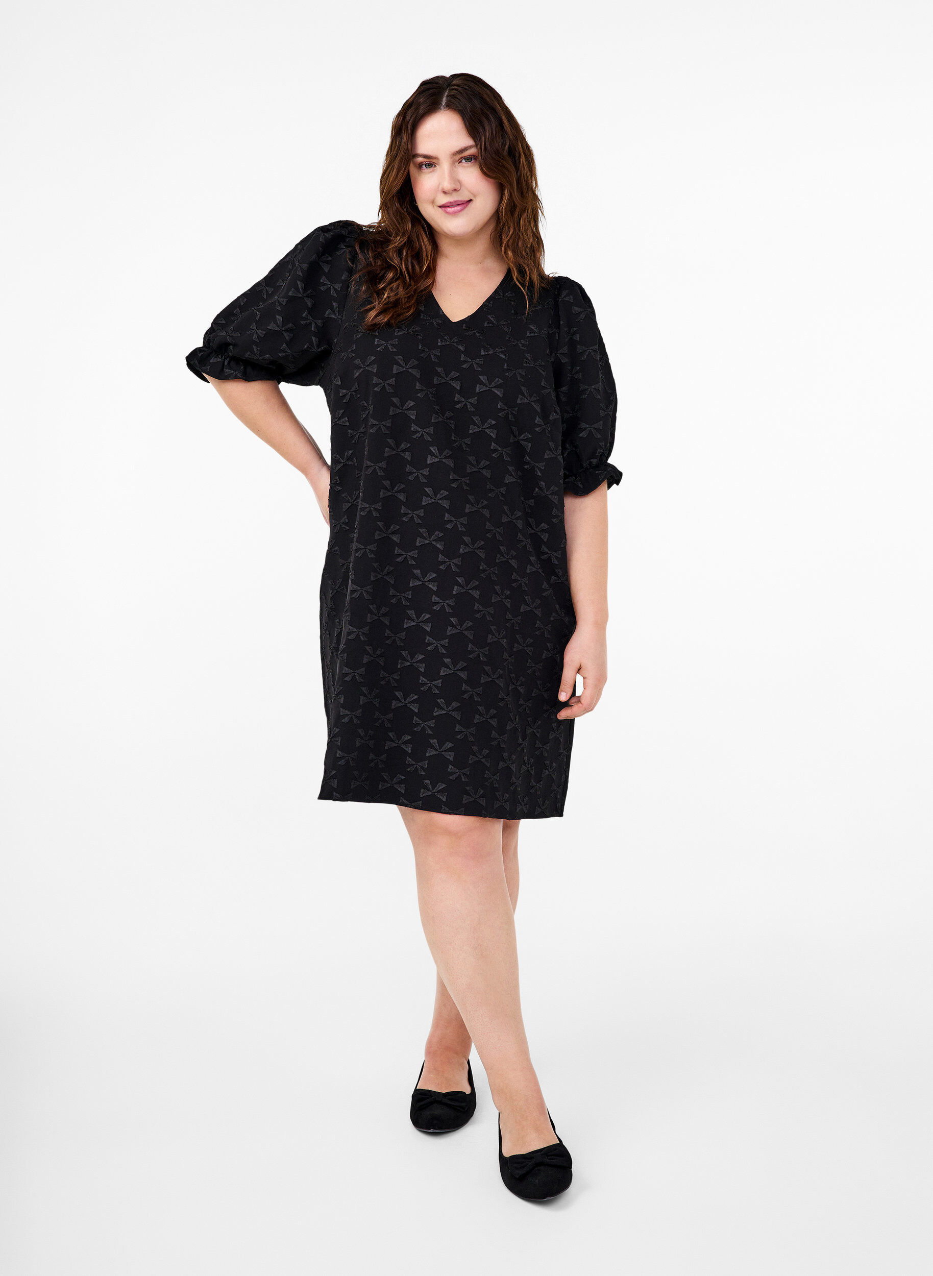 Zizzi Kurzes Jacquard-Kleid mit Schleifen, Black W. Bow, Model image number 2