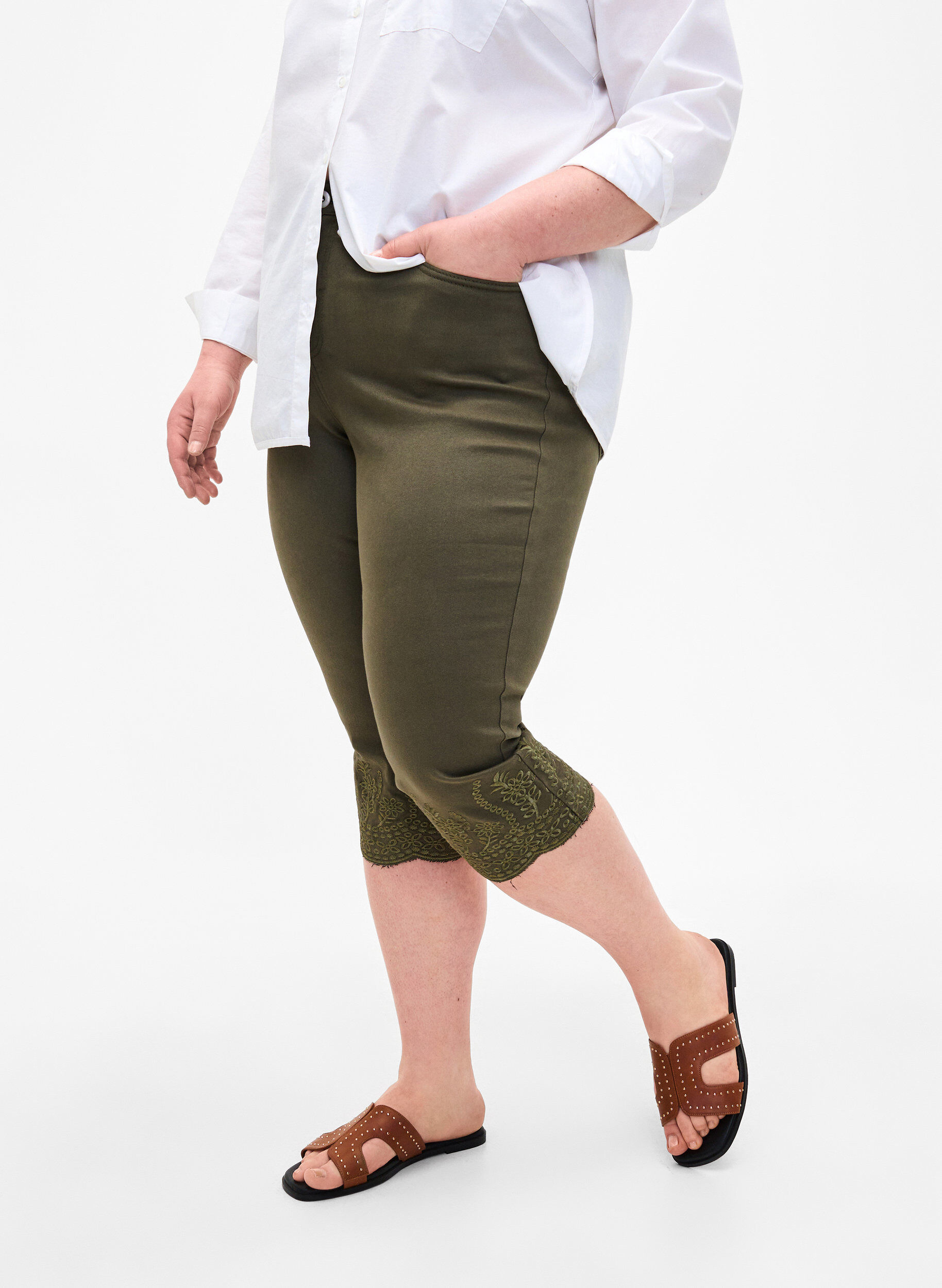 Zizzi  Caprihosen mit hohem Bund und Lochstickerei, Dusty Olive, Model image number 3