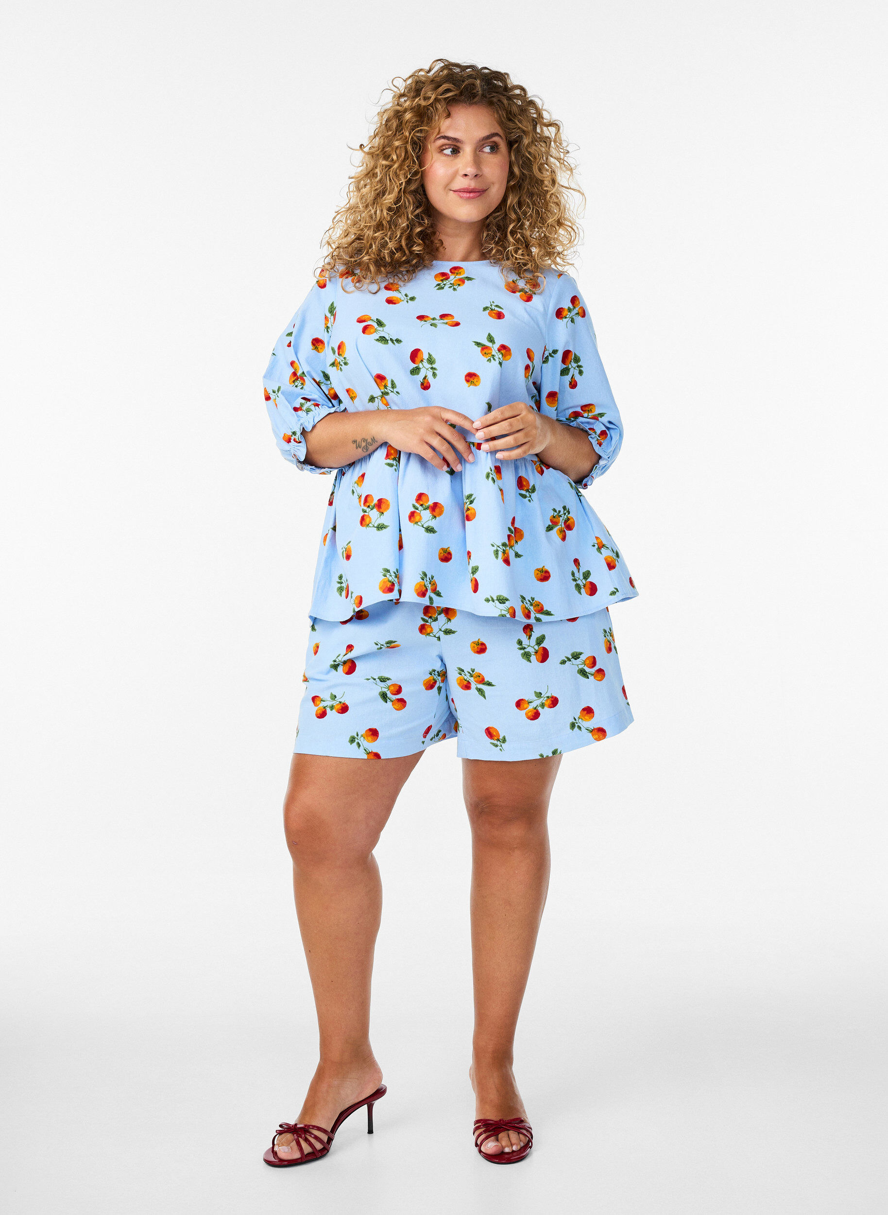 ZizziBlouse en coton avec imprim&eacute; tomates et peplum, Bleu Clair, Model image number 1