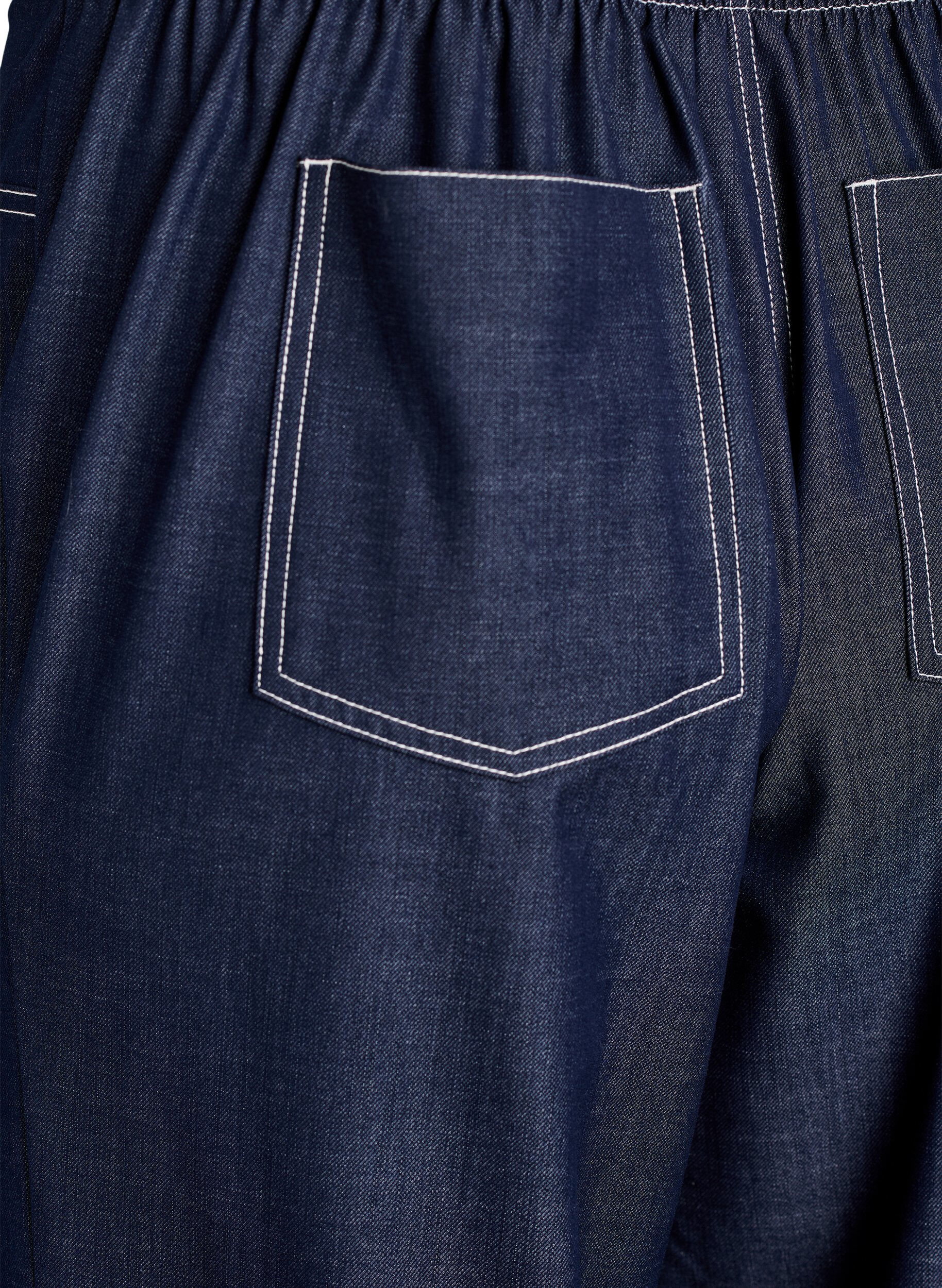 Zizzi Pantalon aspect denim avec des surpiq&ucirc;res contrastantes, Bleu, Packshot image number 3