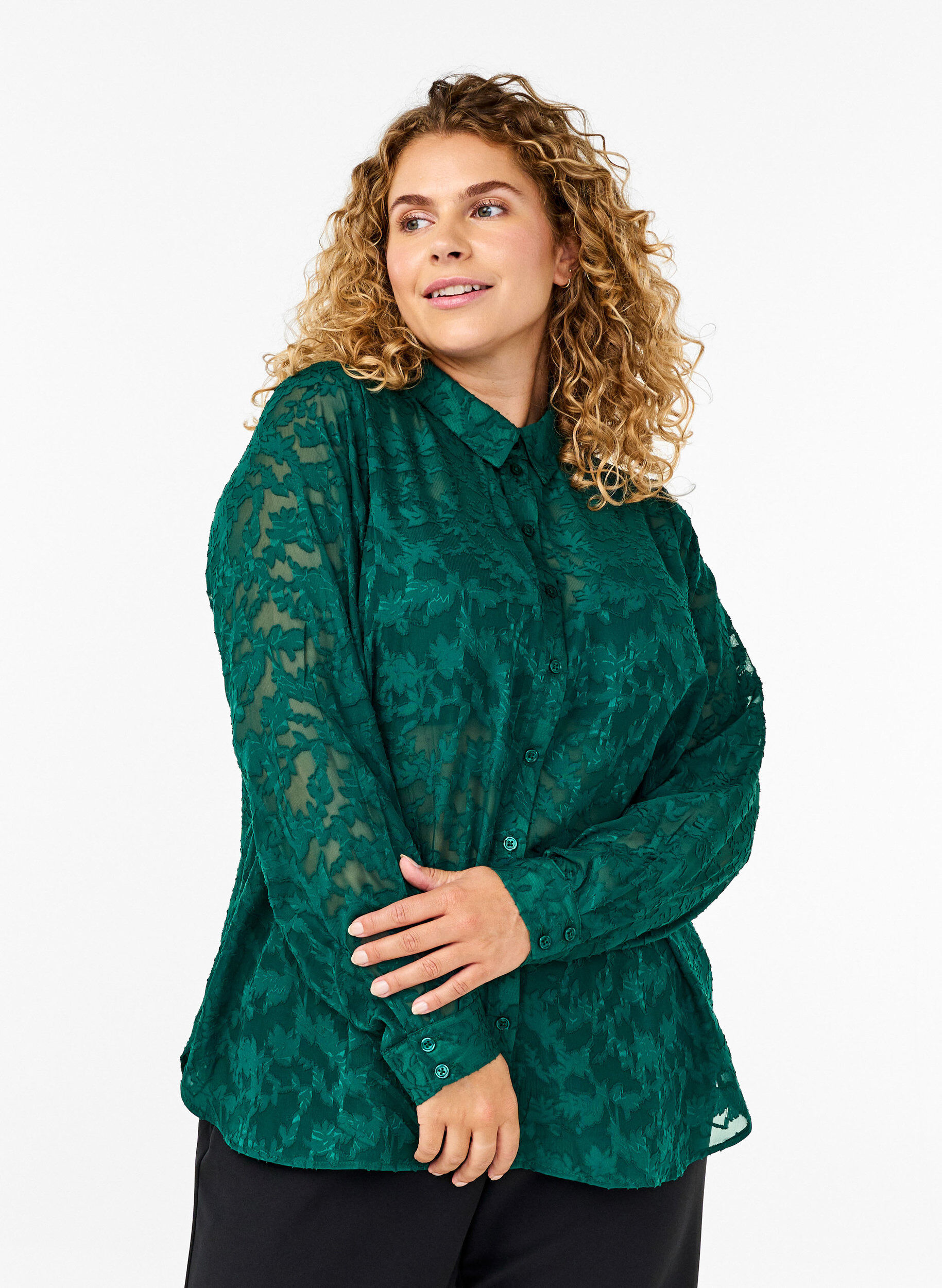 Zizzi Une chemise en maille jacquard avec boutons, Rain Forest, Model image number 0