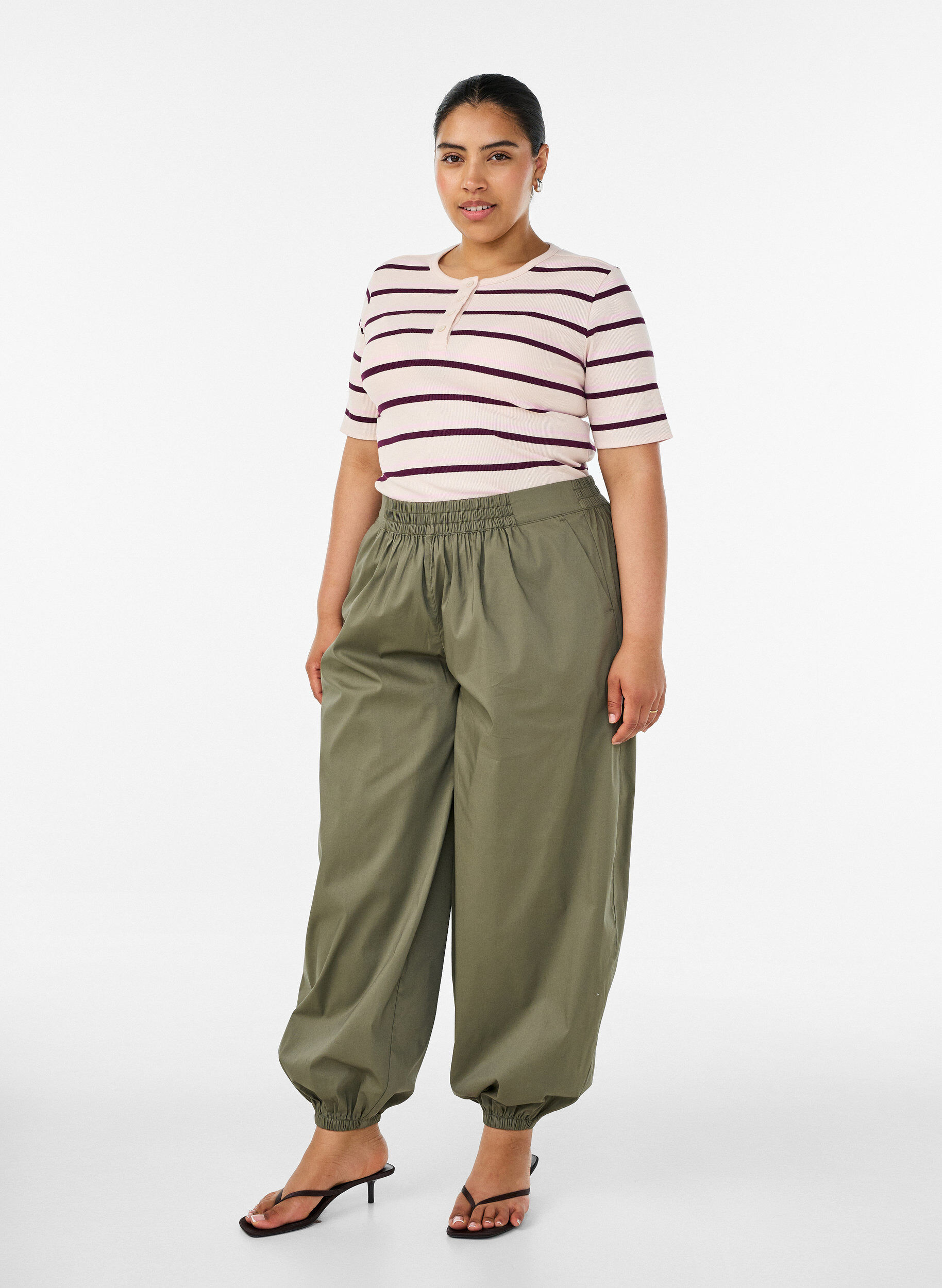 Ballonhose mit Taschen und elastischem Bund, Gr&uuml;n, Model