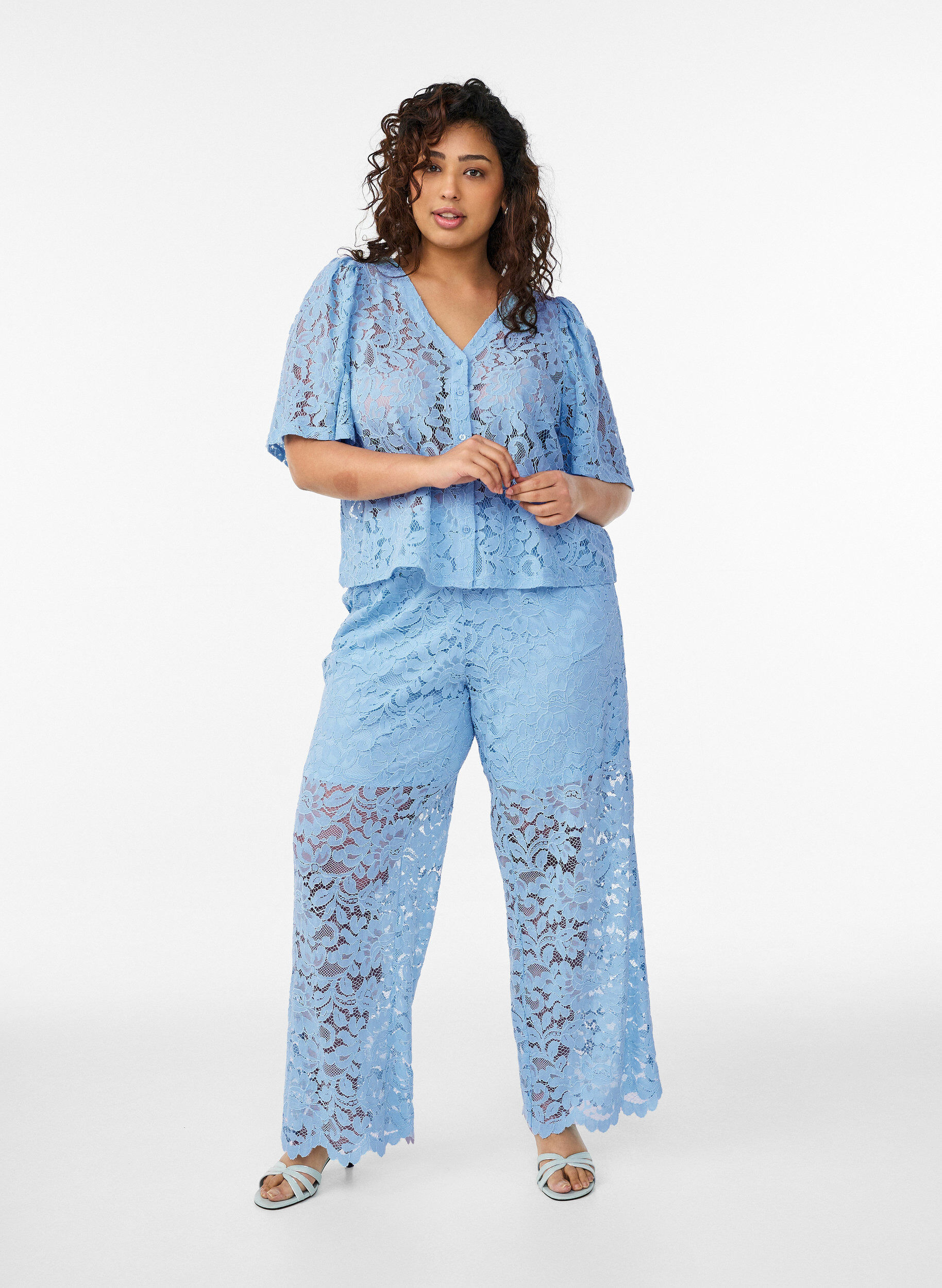 Hoch taillierte Spitzenhose mit geraden Beinen, Blau, Model