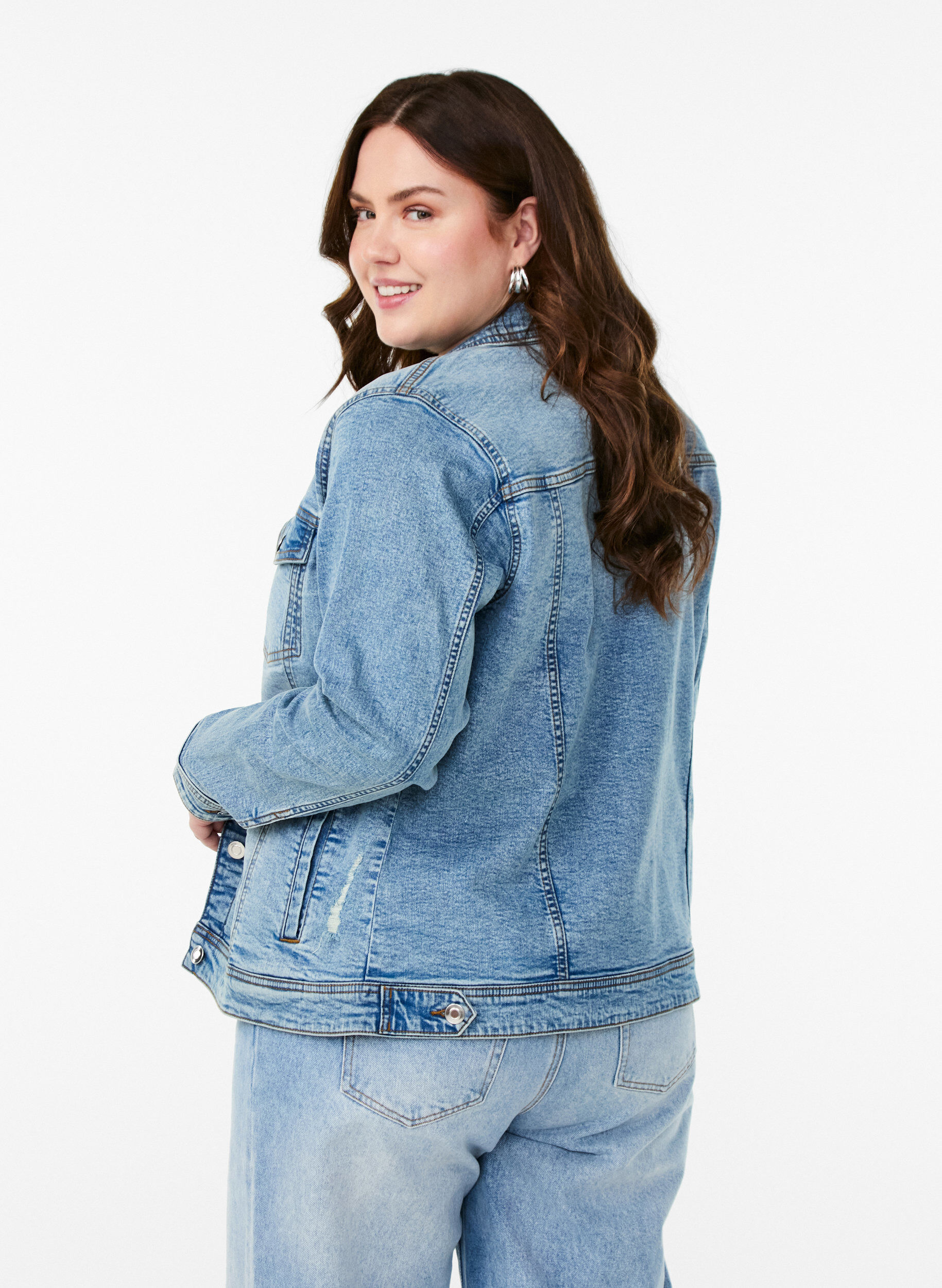 Zizzi Jeansjacke im klassischen Schnitt, Blau, Model image number 2
