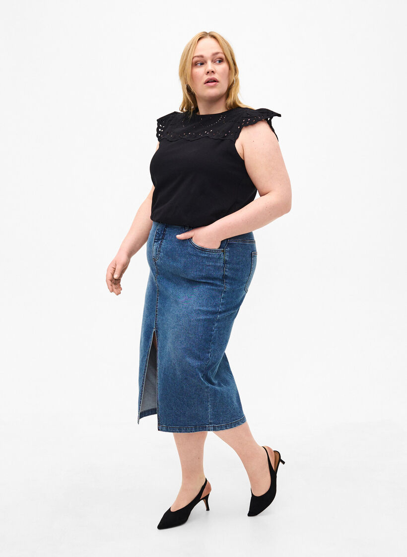 T-Shirt aus Bio-Baumwolle mit Lochstickerei, Black, Model image number 2