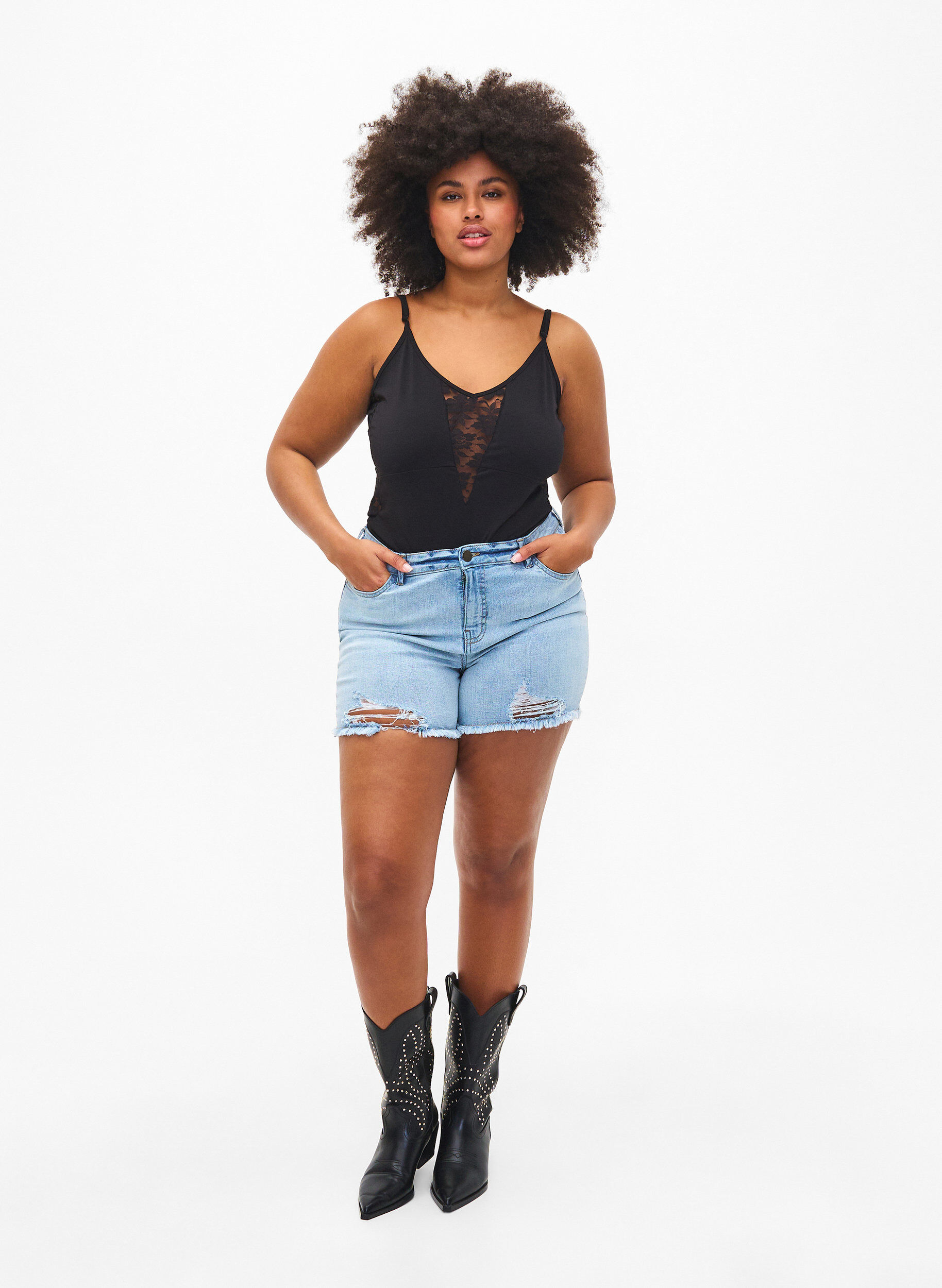 Zizzi Denim-Shorts mit Distressed-Effekt, Light Blue Denim, Model image number 3
