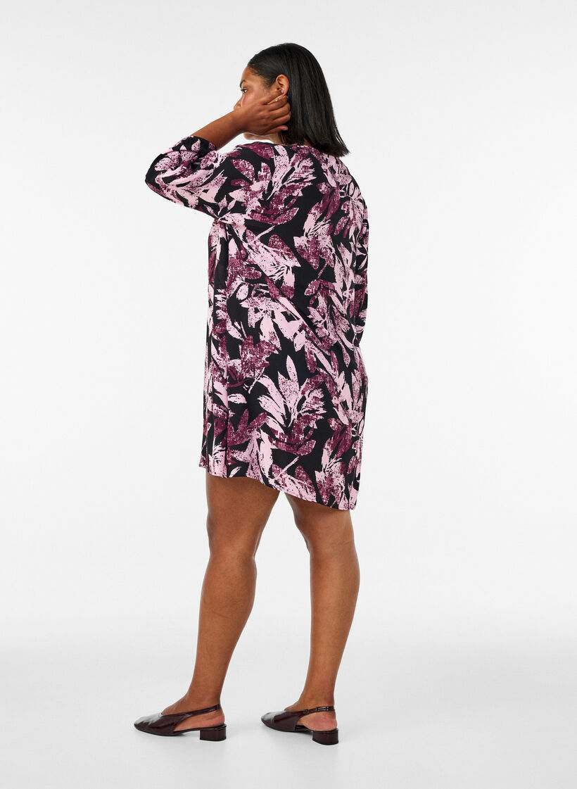 Kurzes gebl&uuml;mtes Kleid aus Viskose mit 3/4-&Auml;rmeln, Schwarz, Model image number 2