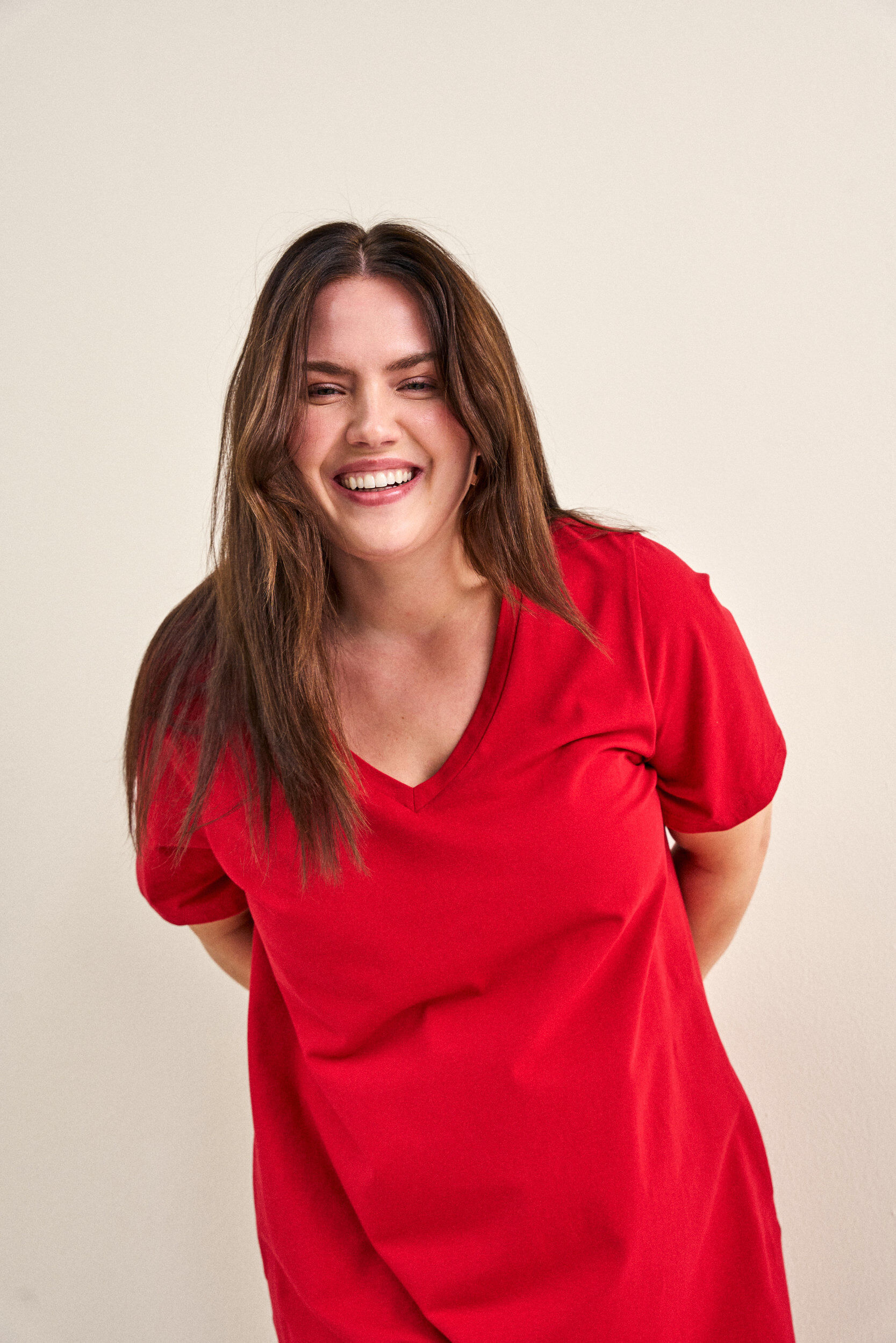 Zizzi Midi-T-Shirtkleid mit V-Ausschnitt, Rot, Model image number 2