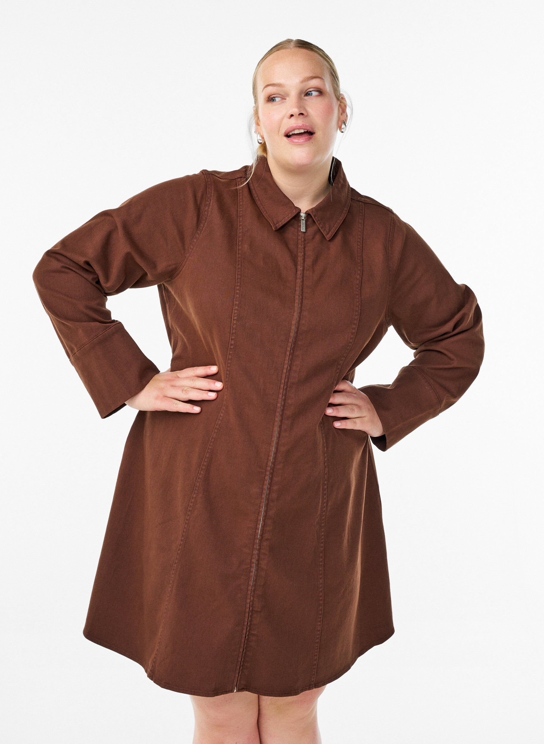Zizzi Robe courte en twill avec fermeture &eacute;clair, Marron, Model image number 0