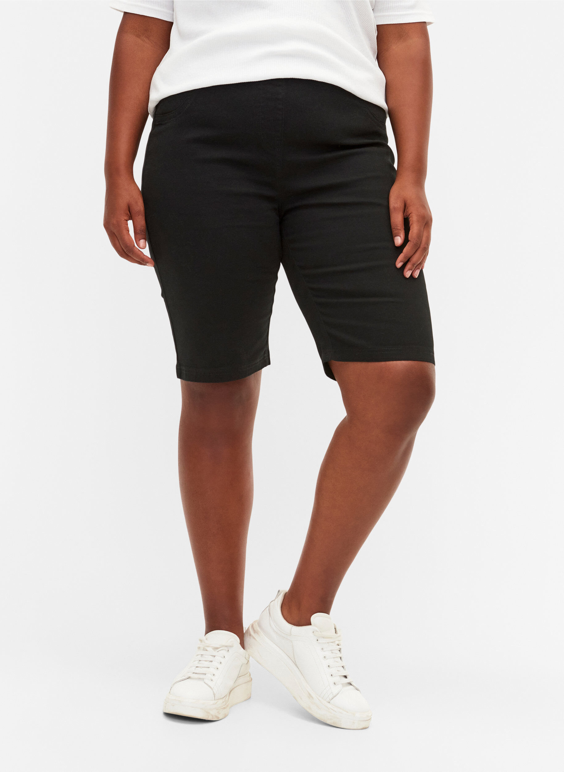 Zizzi Eng anliegende Shorts mit Ges&auml;&szlig;taschen, Black, Model image number 2