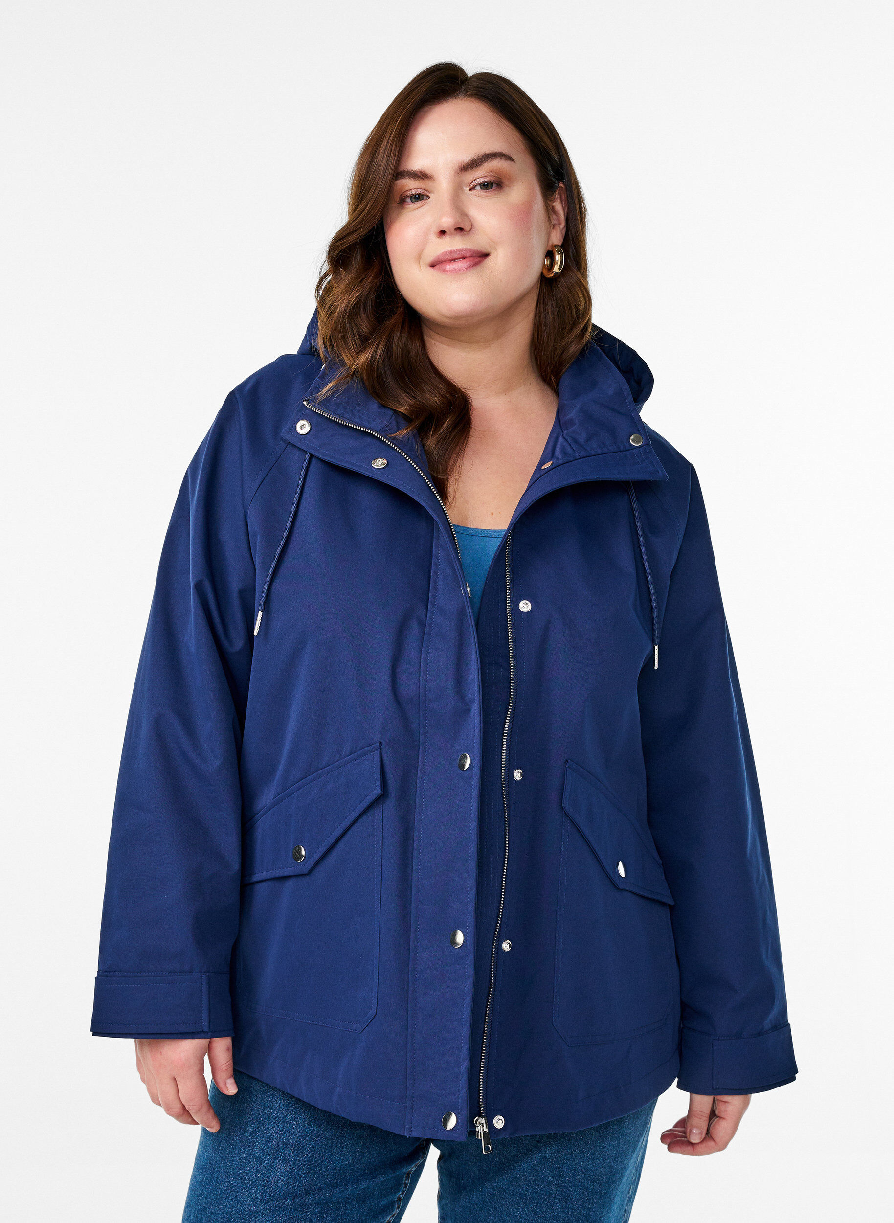 Kurze Fr&uuml;hlingsjacke mit abnehmbarer Kapuze, Blau, Model