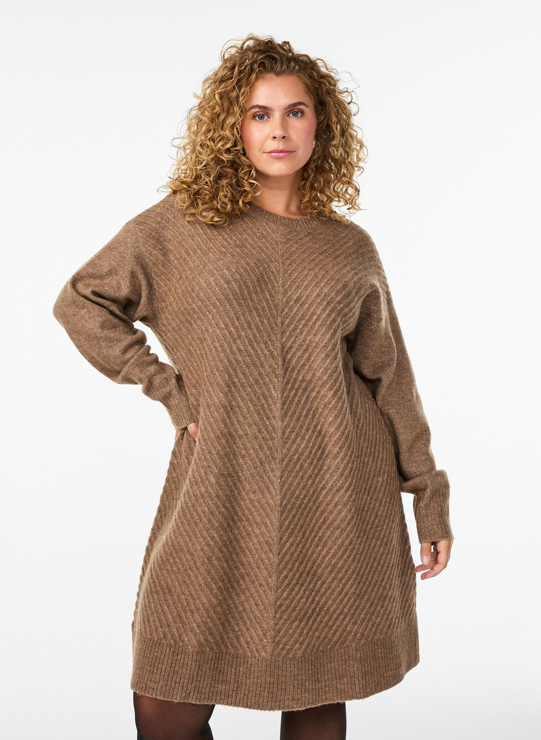 Kurzes Strickkleid mit V-f&ouml;rmigem Strukturmuster, Braun, Model