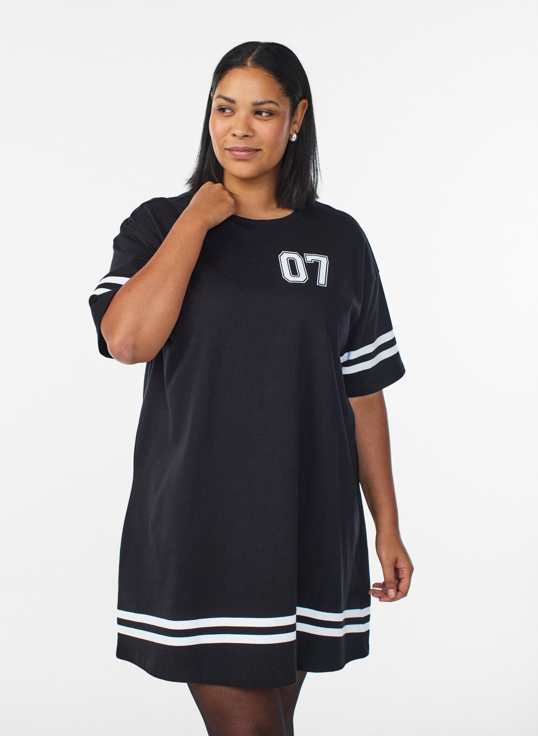 Zizzi Sportliches T-Shirtkleid aus Baumwolle, Schwarz, Model image number 0
