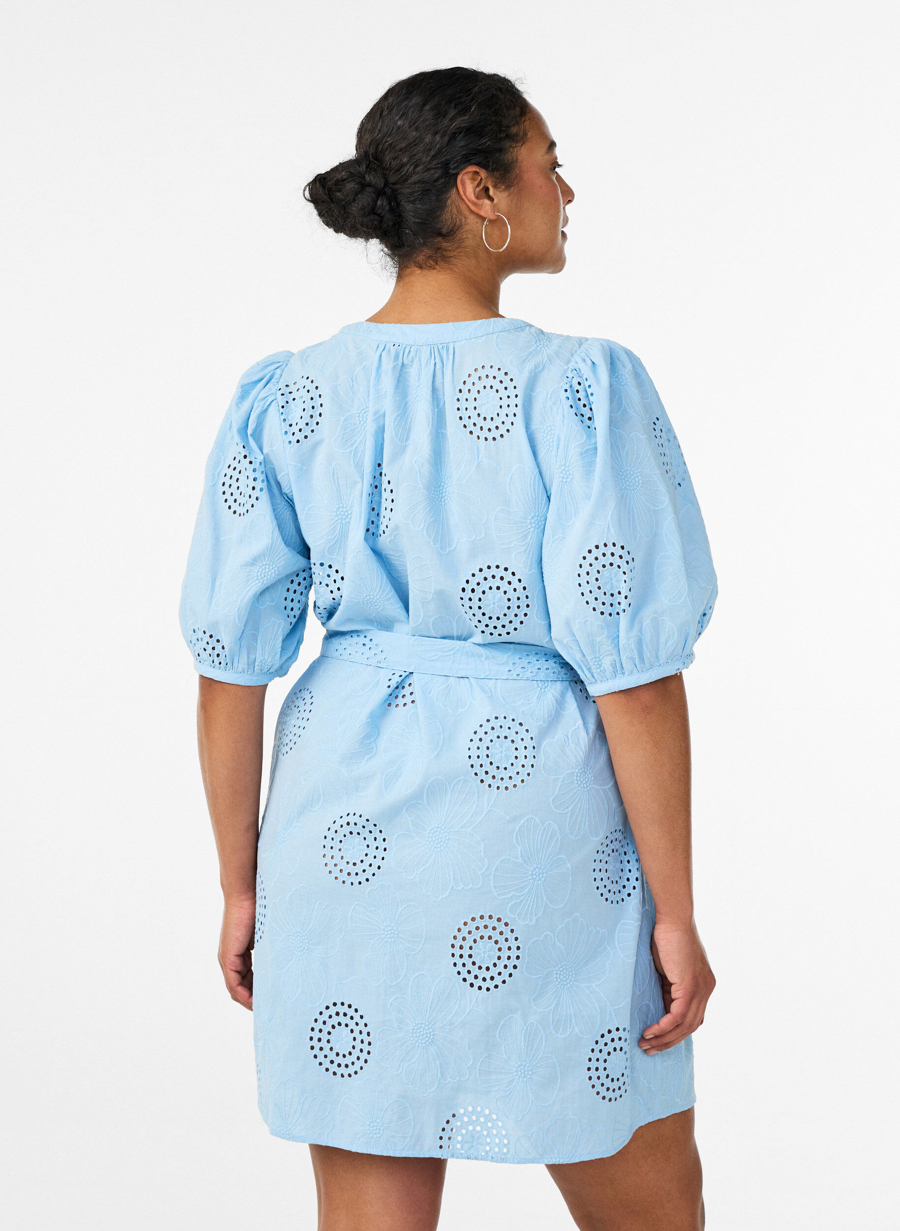 Zizzi Robe courte avec broderies florales et ajour&eacute;es, Bleu Clair, Model image number 2