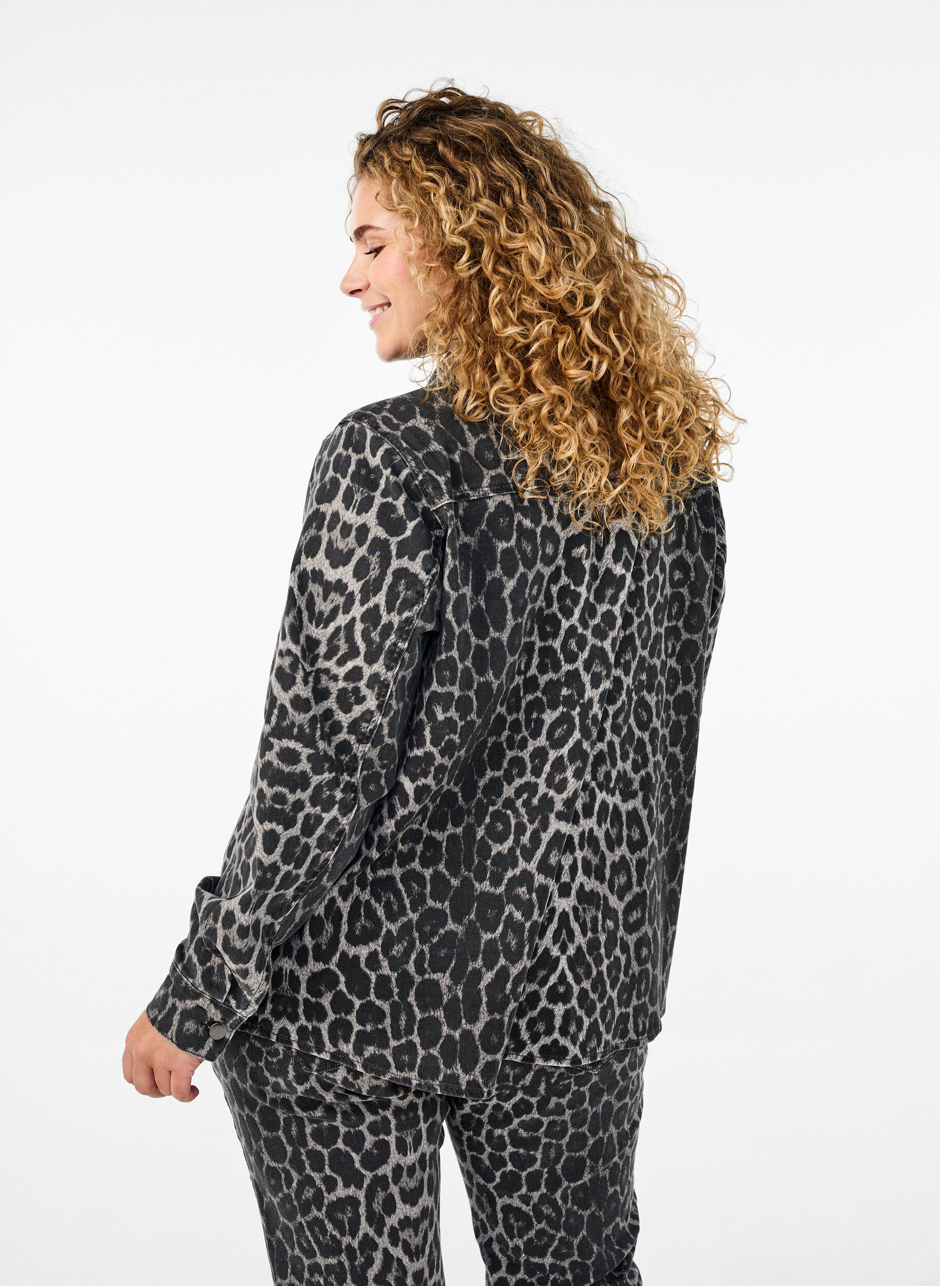 Zizzi Jeanshemd mit Leopardenmuster und Kn&ouml;pfen, Grau, Model image number 2