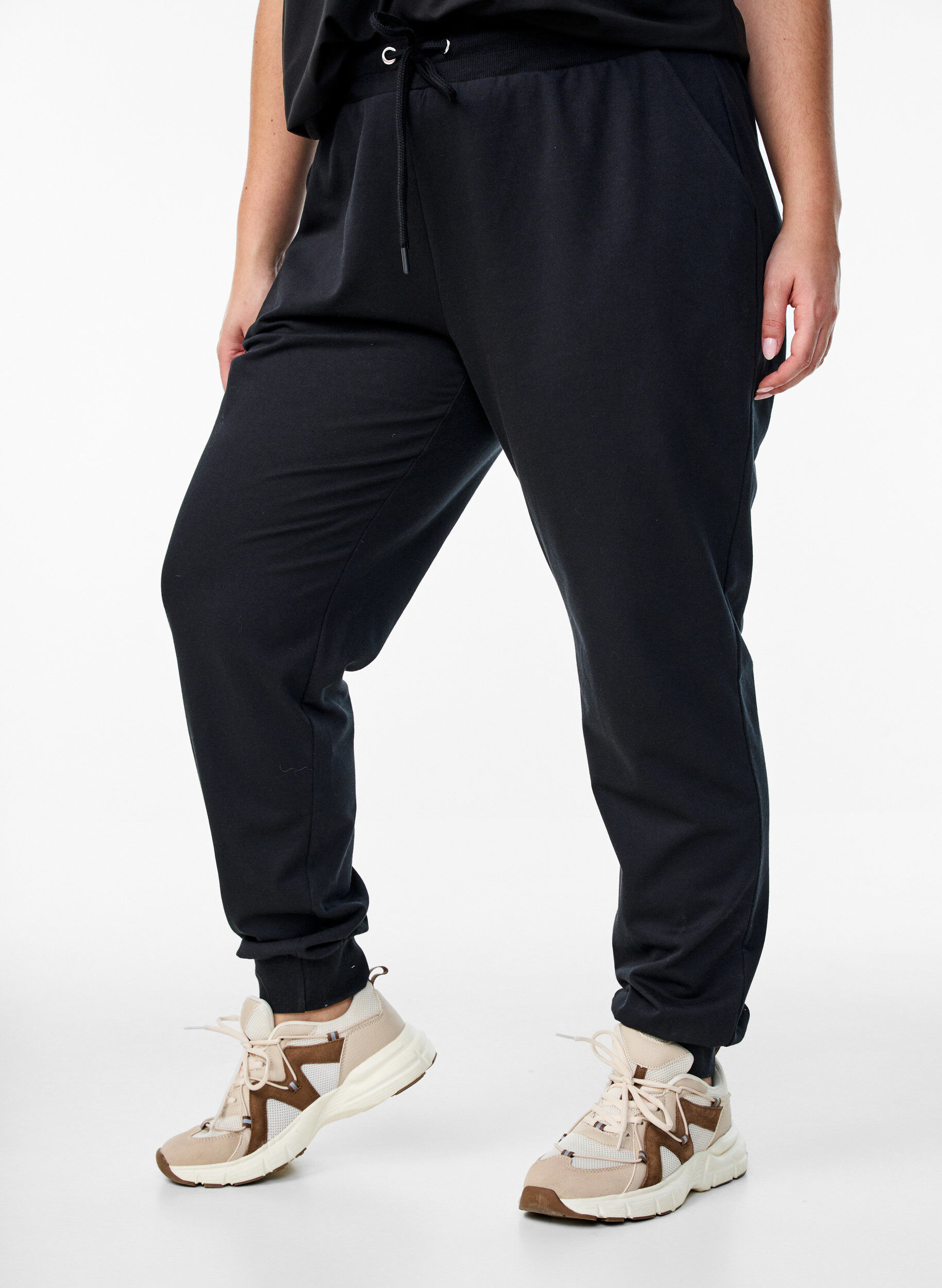 Lockere Trainingshose mit Taschen, Schwarz, Model