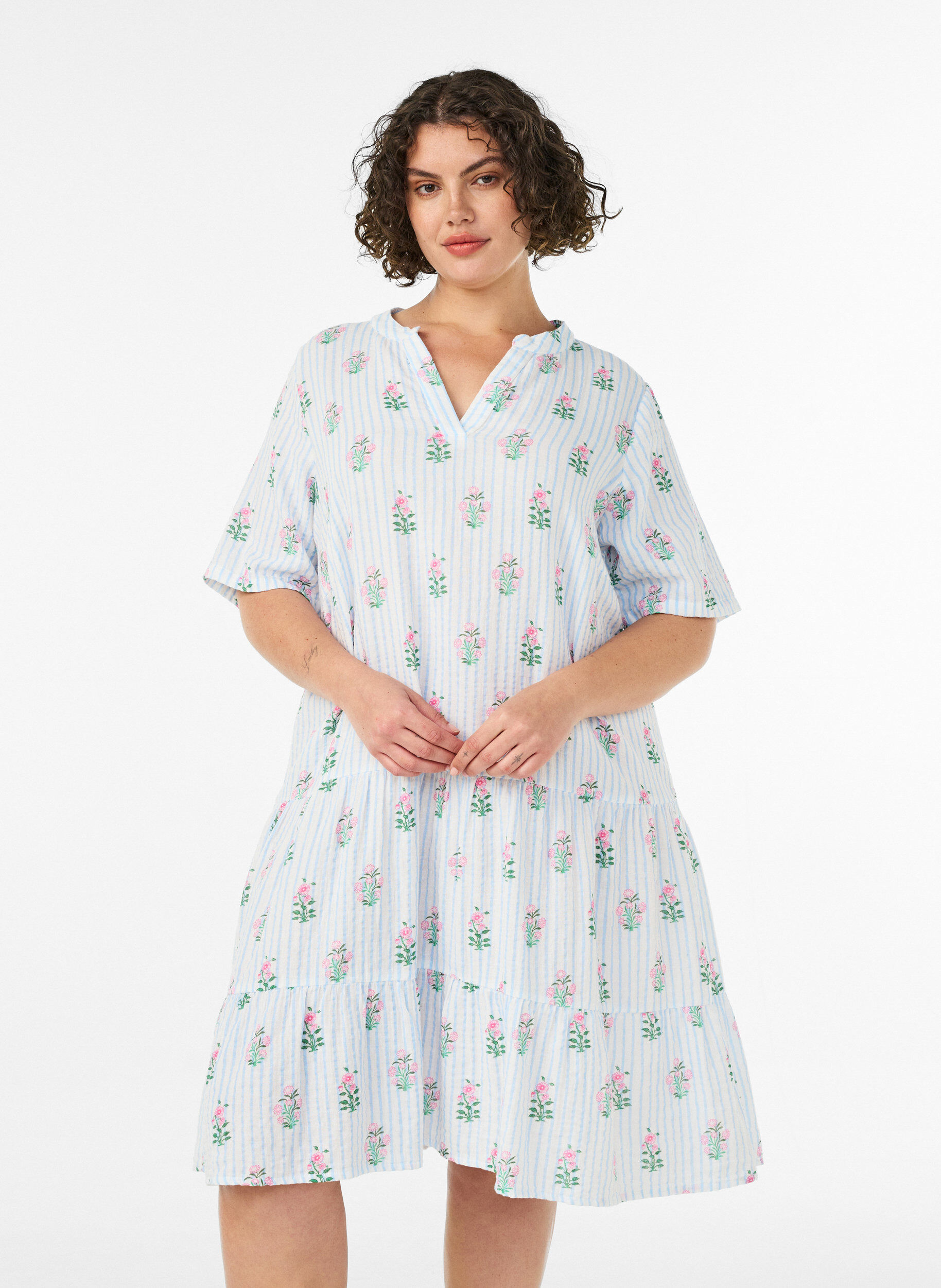 Kurzes A-Linien-Kleid aus Baumwollmusselin, Vanille, Model