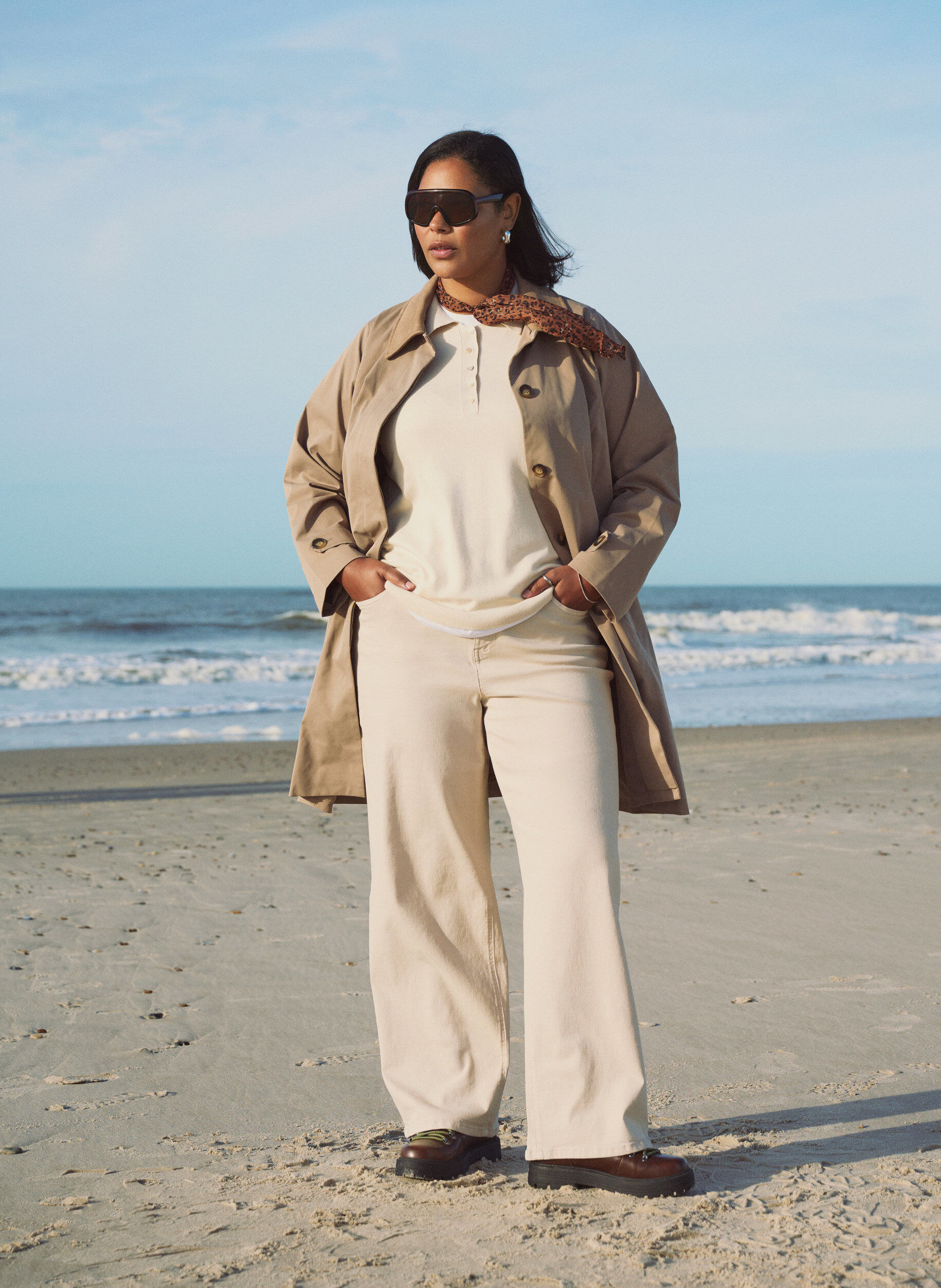 Zizzi Veste de printemps avec col en su&eacute;dine et fermeture &agrave; boutons cach&eacute;s, Beige, Image image number 0