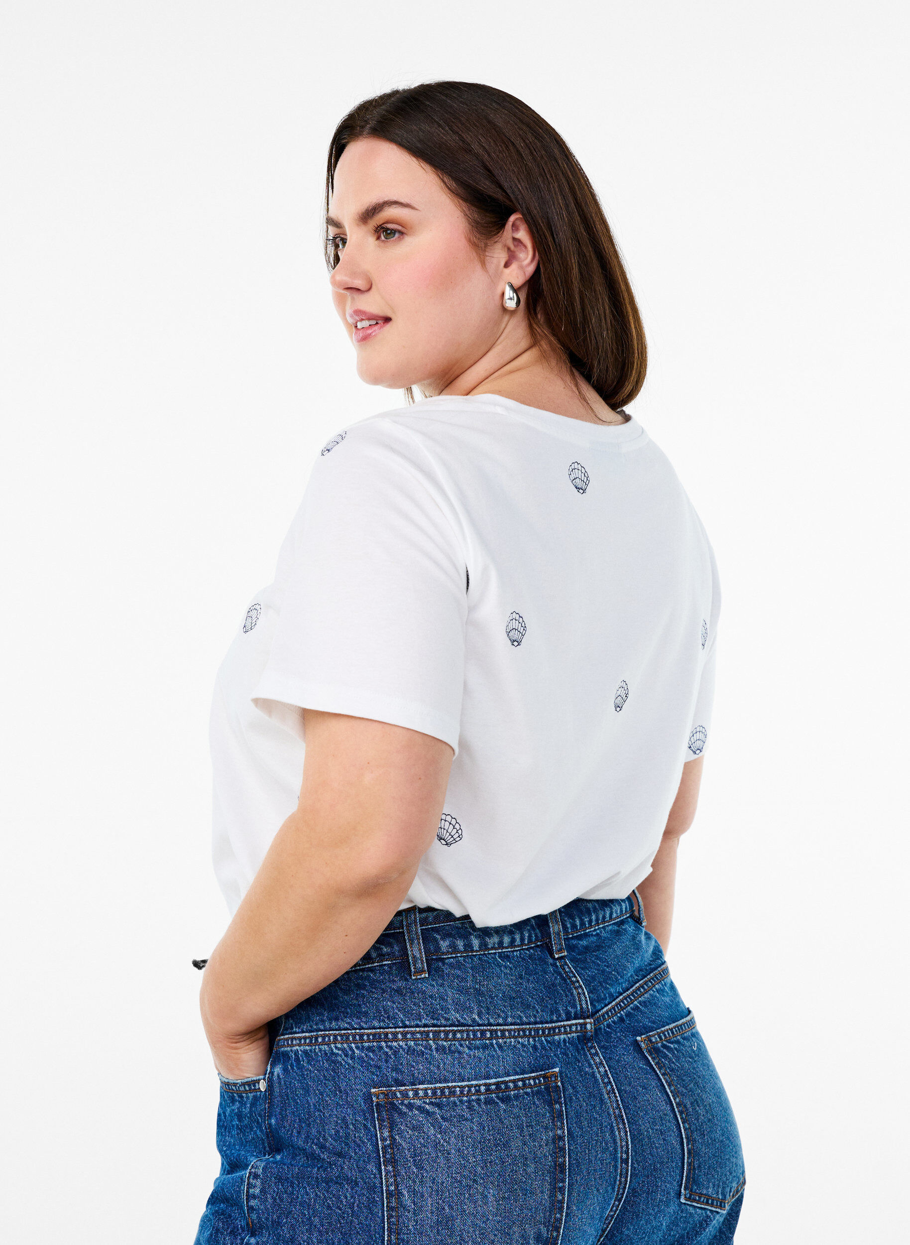 Zizzi T-shirt en coton biologique avec motifs brod&eacute;s, Blanc, Model image number 2