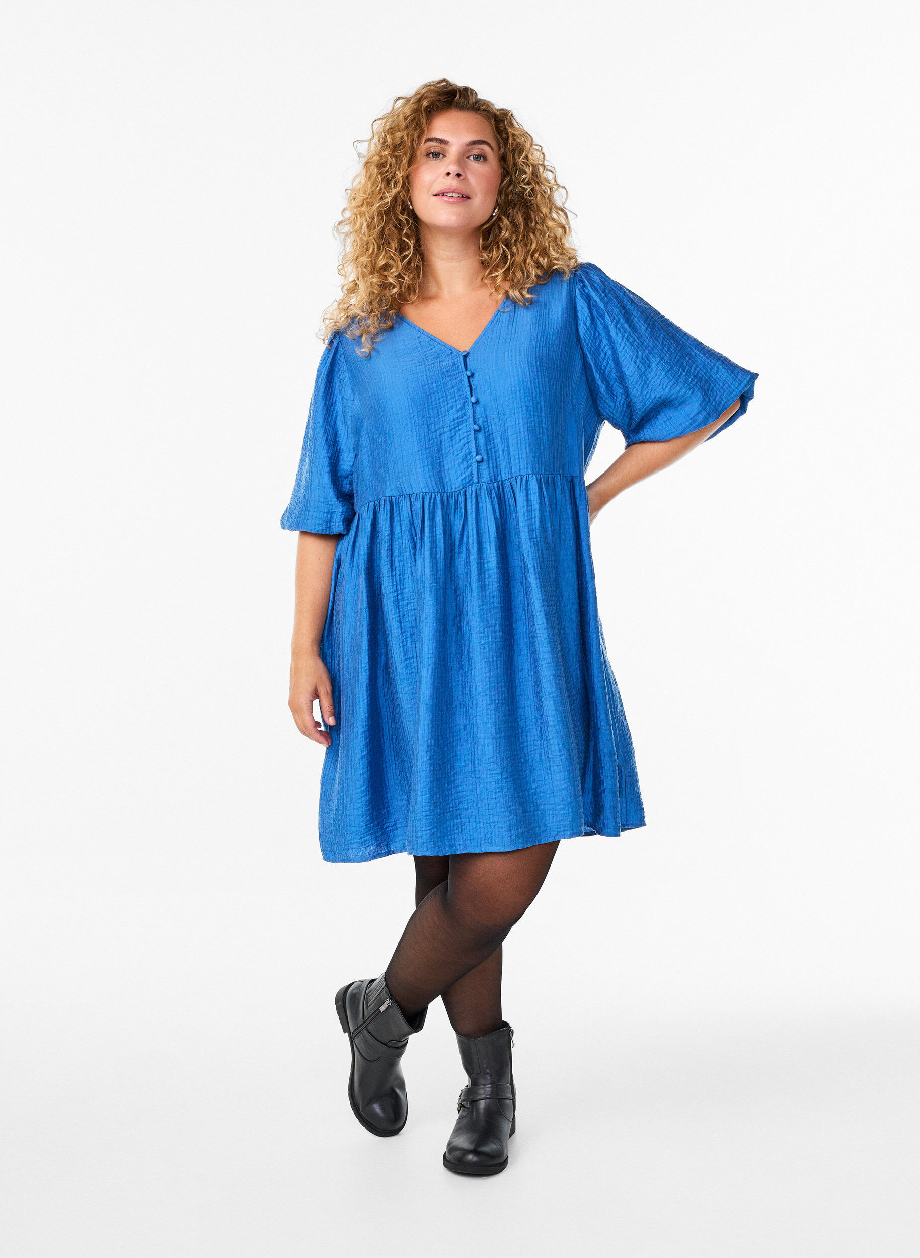 Zizzi Robe courte textur&eacute;e &agrave; manches courtes bouffantes, Bleu, Model image number 1