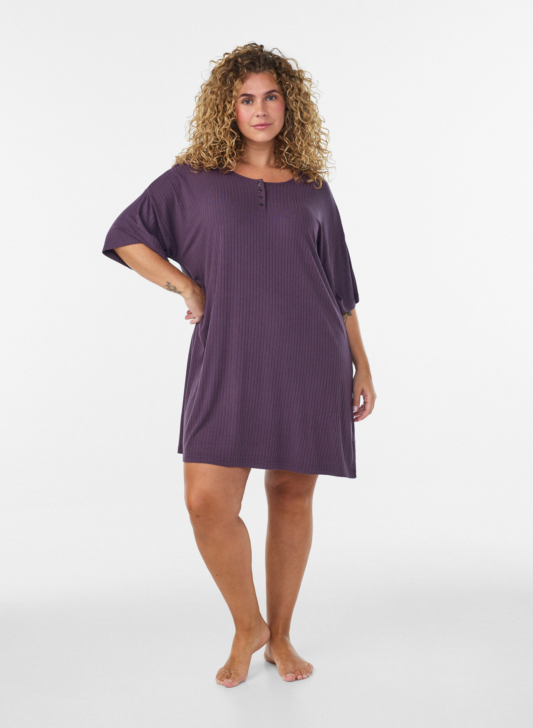 ZizziChemise de nuit en jersey de viscose &agrave; texture c&ocirc;tel&eacute;e, Violet, Model image number 1