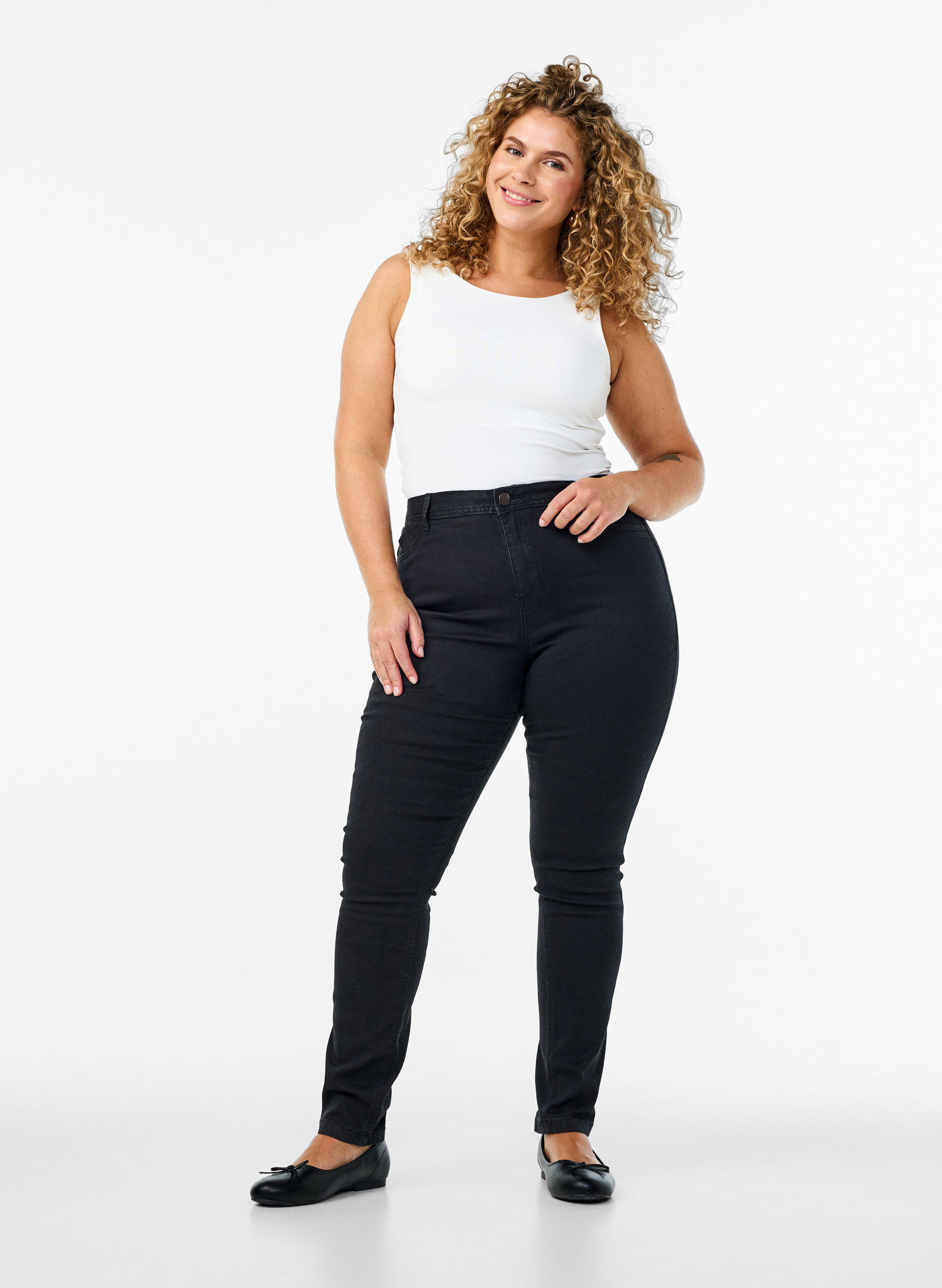 Super Slim Amy Jeans mit hoher Taille, Schwarz, Model