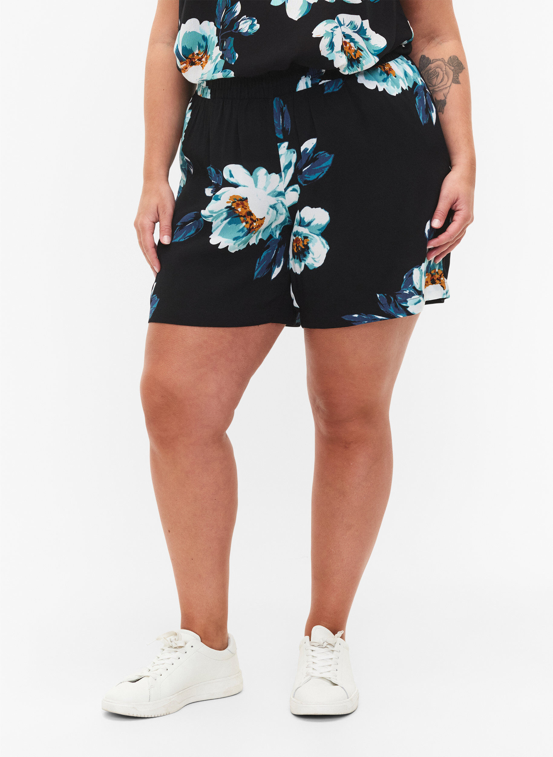 Zizzi Locker sitzende Shorts aus Viskose, Black Big Flower, Model image number 2