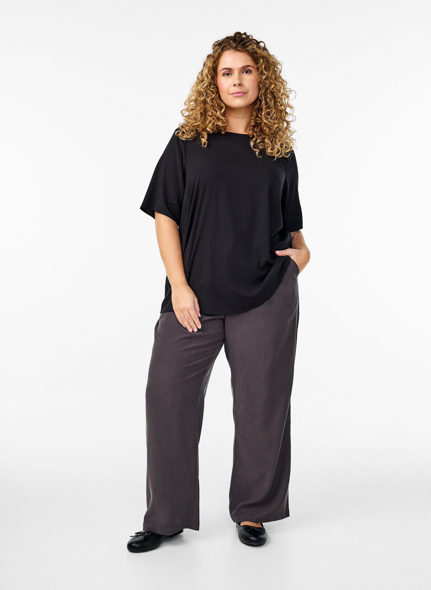 Zizzi Kurz&auml;rmelige, gewebte Bluse mit Rundhals, Schwarz, Model image number 1