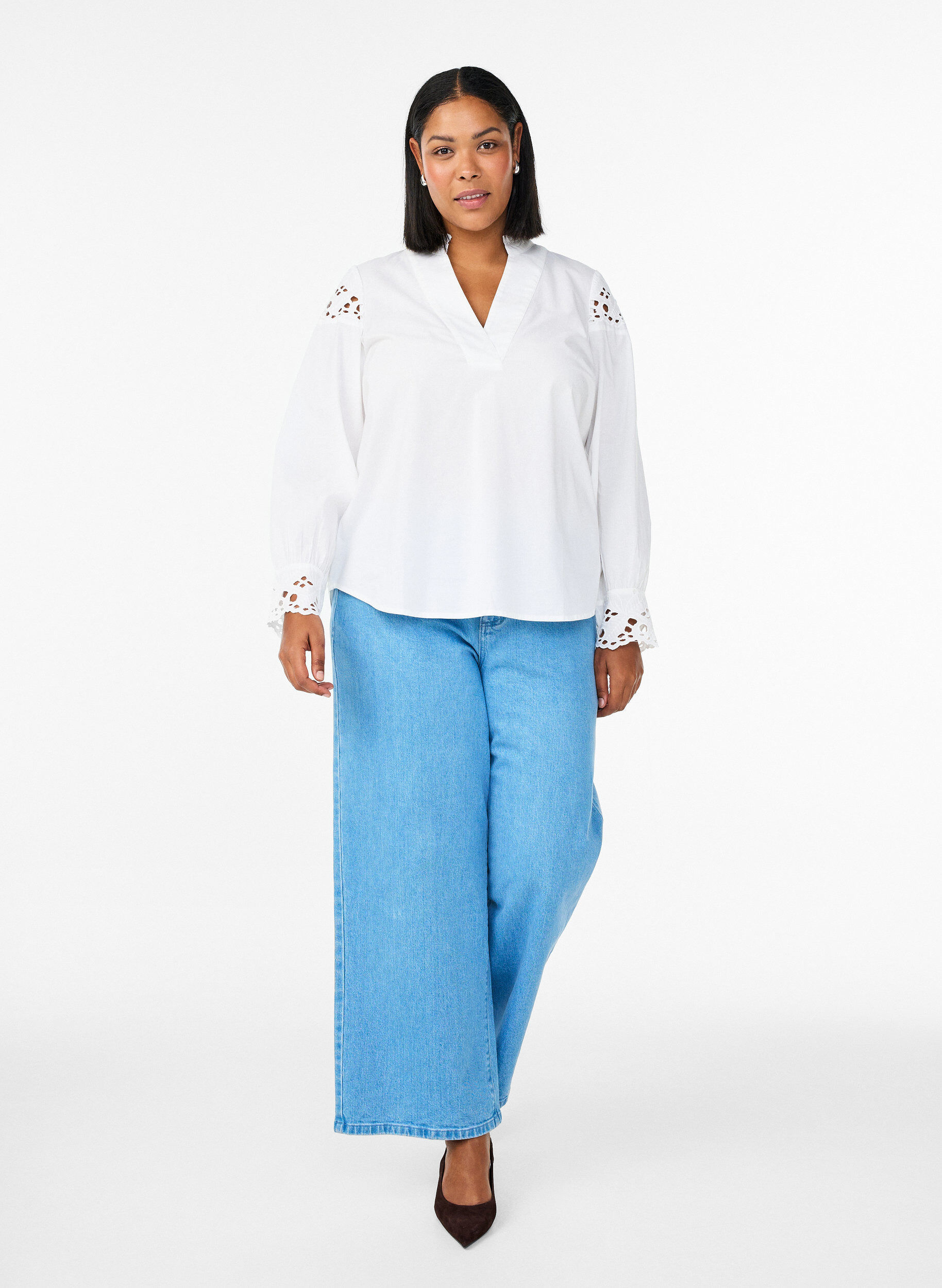 Zizzi Bluse mit V-Ausschnitt und Broderie-Anglaise-Details, Wei&szlig;, Model image number 1