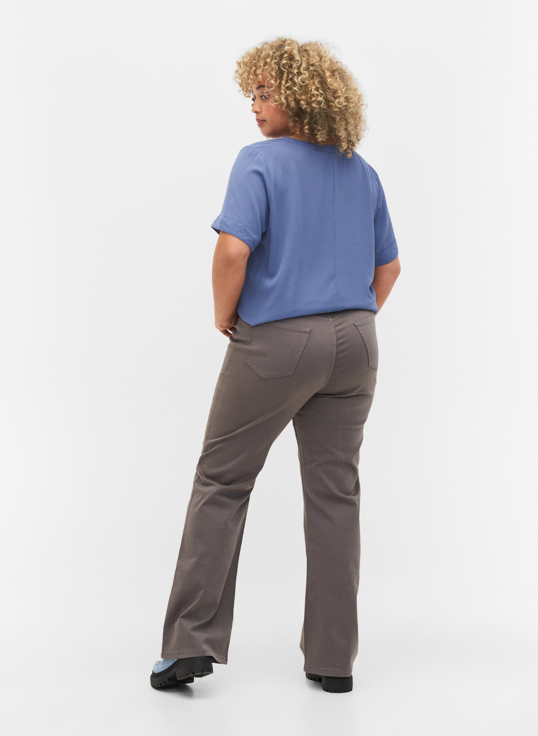 Zizzi Flared Jeans mit extra hoher Taille, Grau, Model image number 1