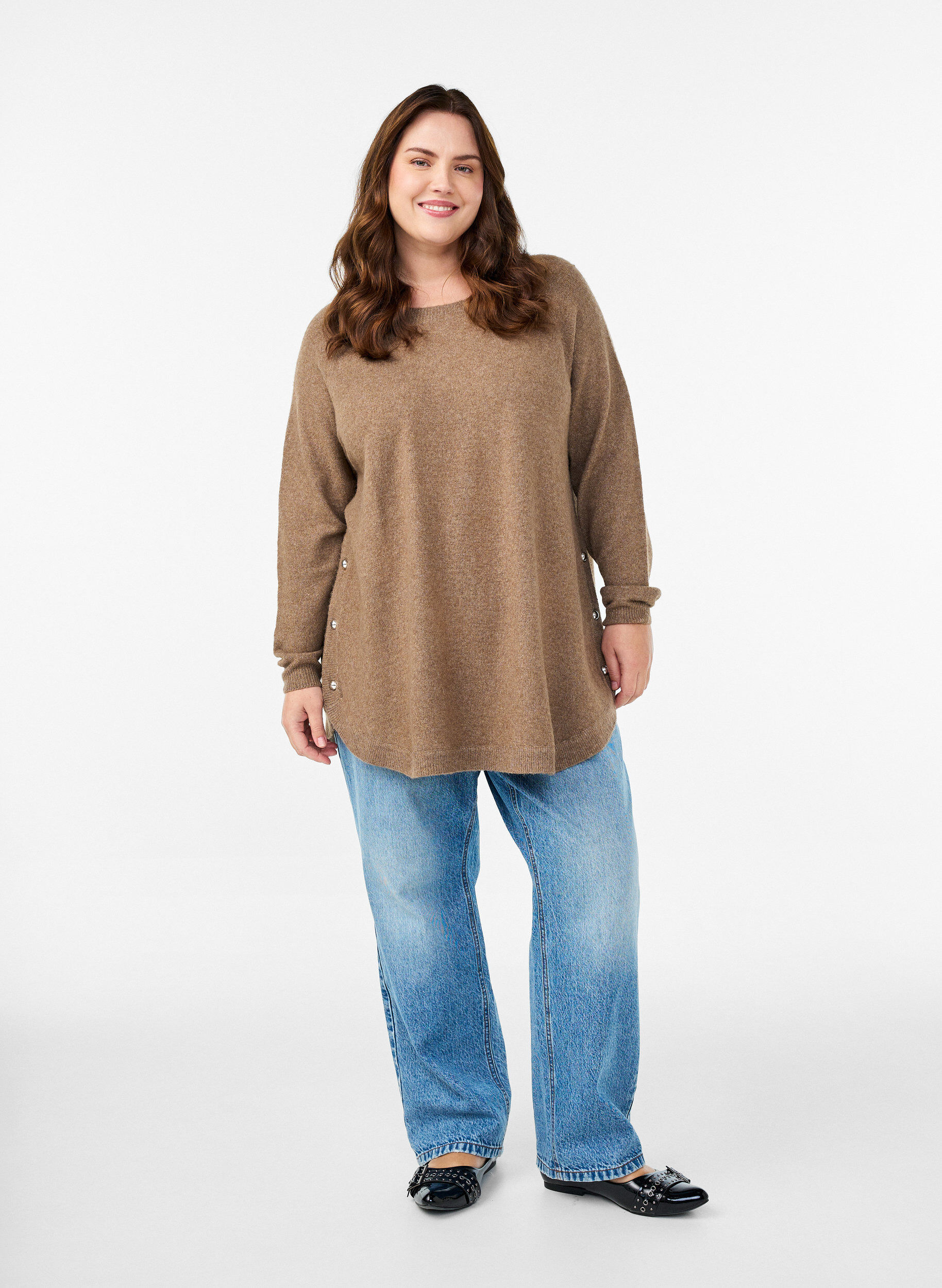 Zizzi Lange Strickbluse mit Kugelkn&ouml;pfen, Braun, Model image number 1