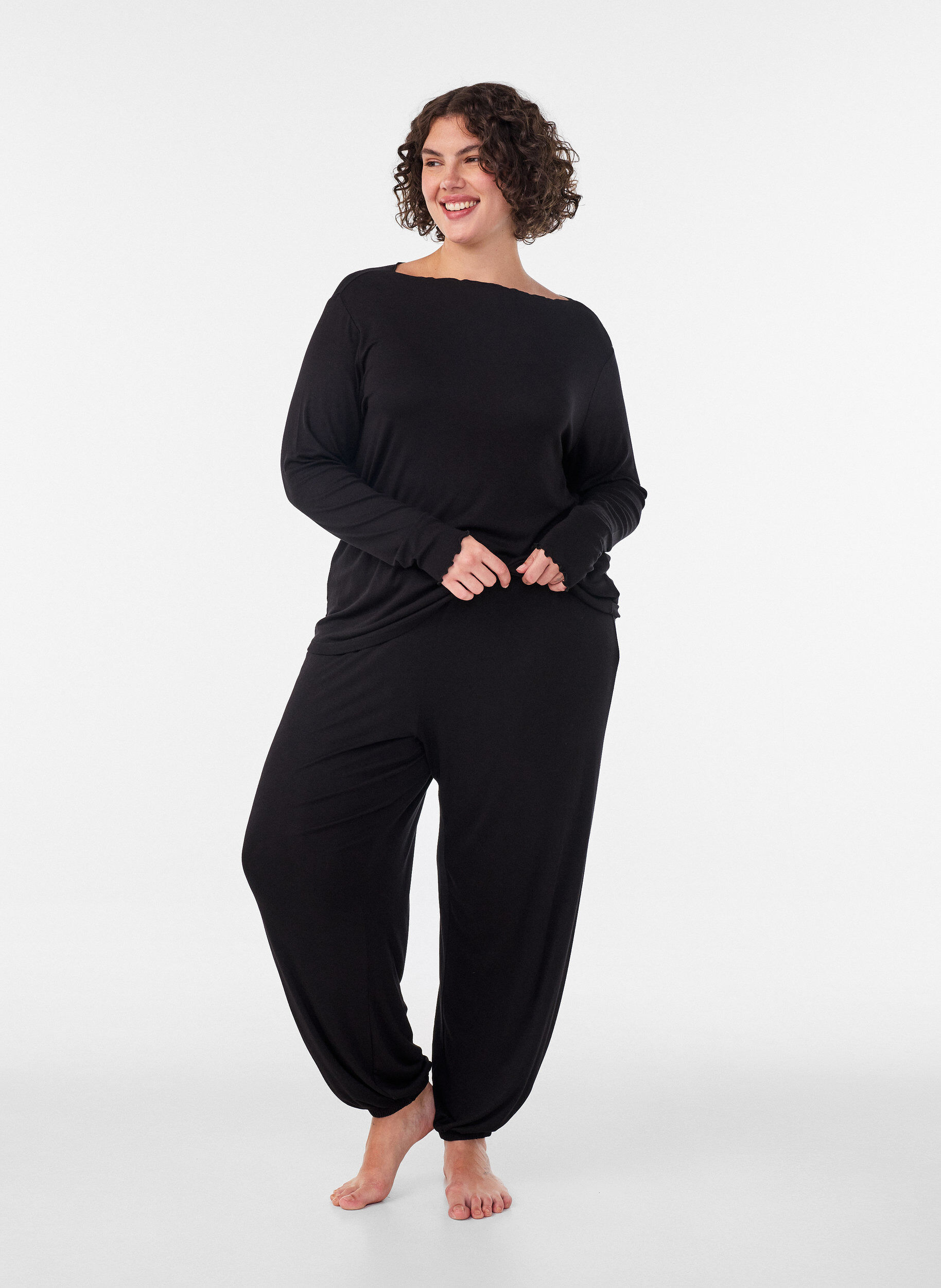 Pantalon de pyjama ample en viscose avec une taille &eacute;lastique, Noir, Model
