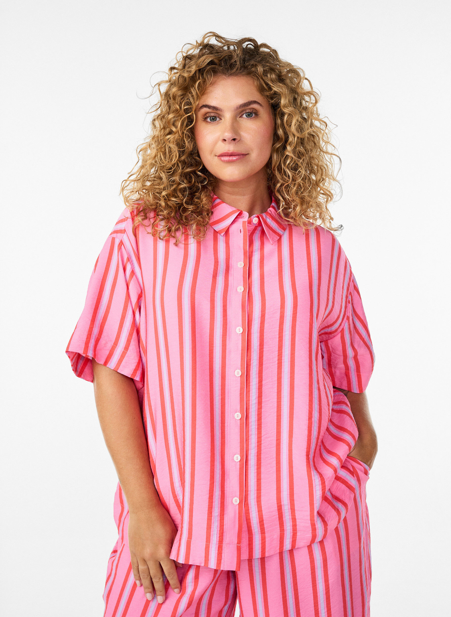 ZizziGestreifte Bluse aus Viskose mit kurzen &Auml;rmeln, Pink, Model image number 0