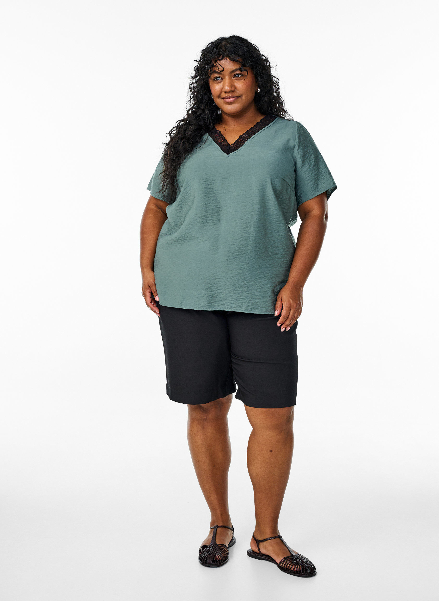 Zizzi Chemisier en viscose &agrave; manches courtes avec bordure en dentelle, Vert fonc&eacute;, Model image number 1