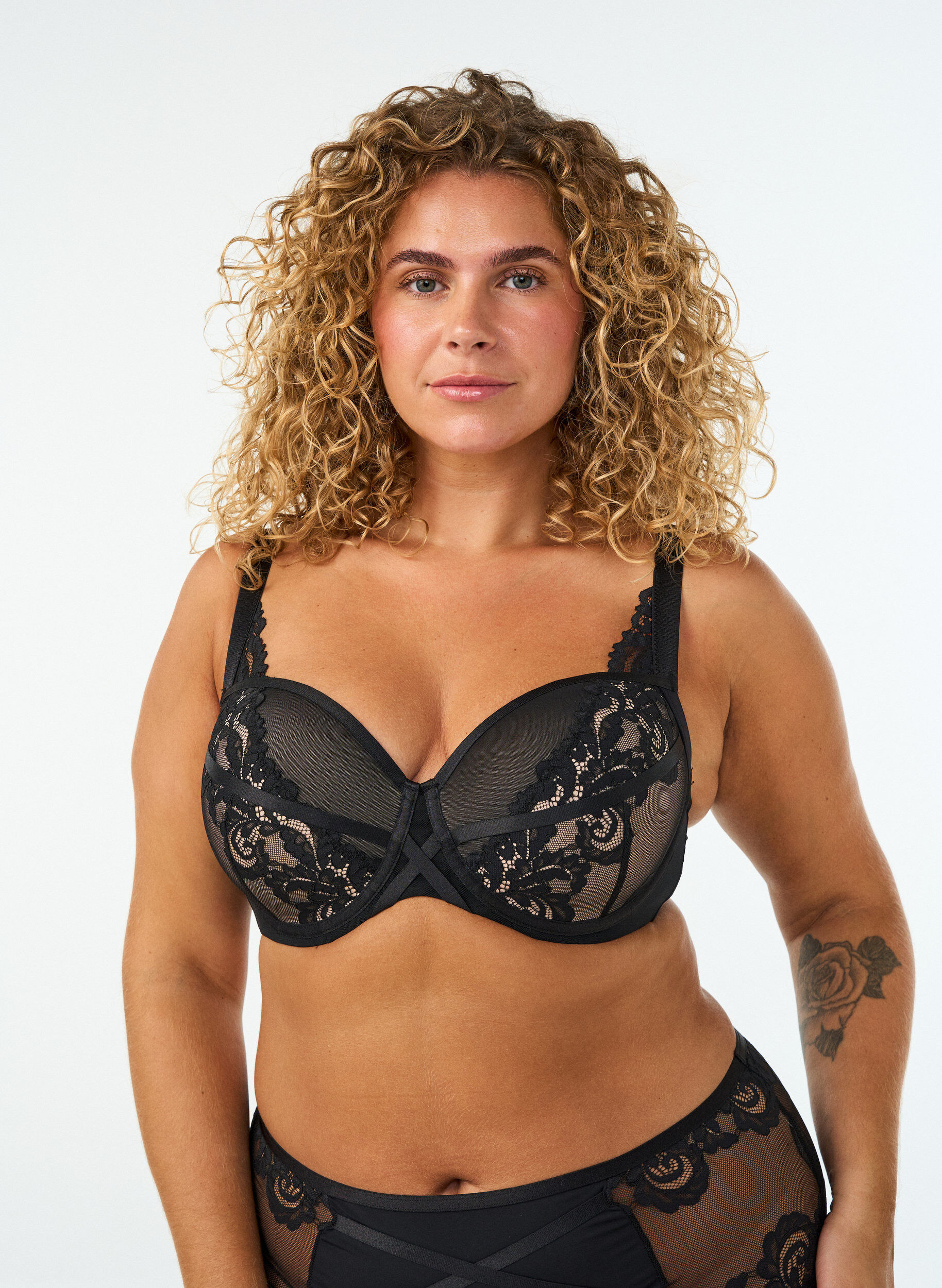 ZizziSoutien-gorge moul&eacute; &agrave; armatures avec dentelle florale, Noir, Model image number 0