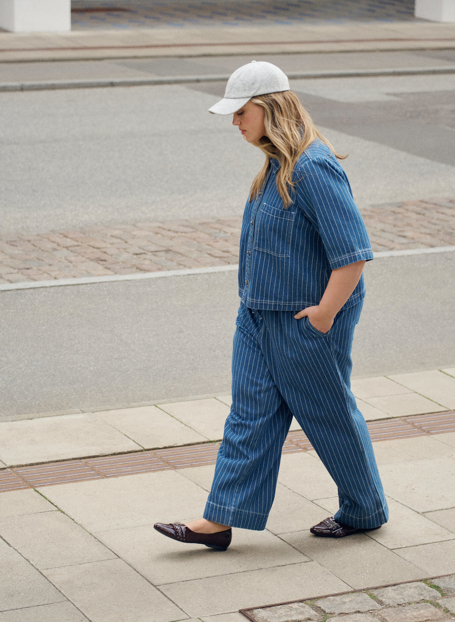 Zizzi Kurze gestreifte Jeansbluse, Blau, Image image number 0