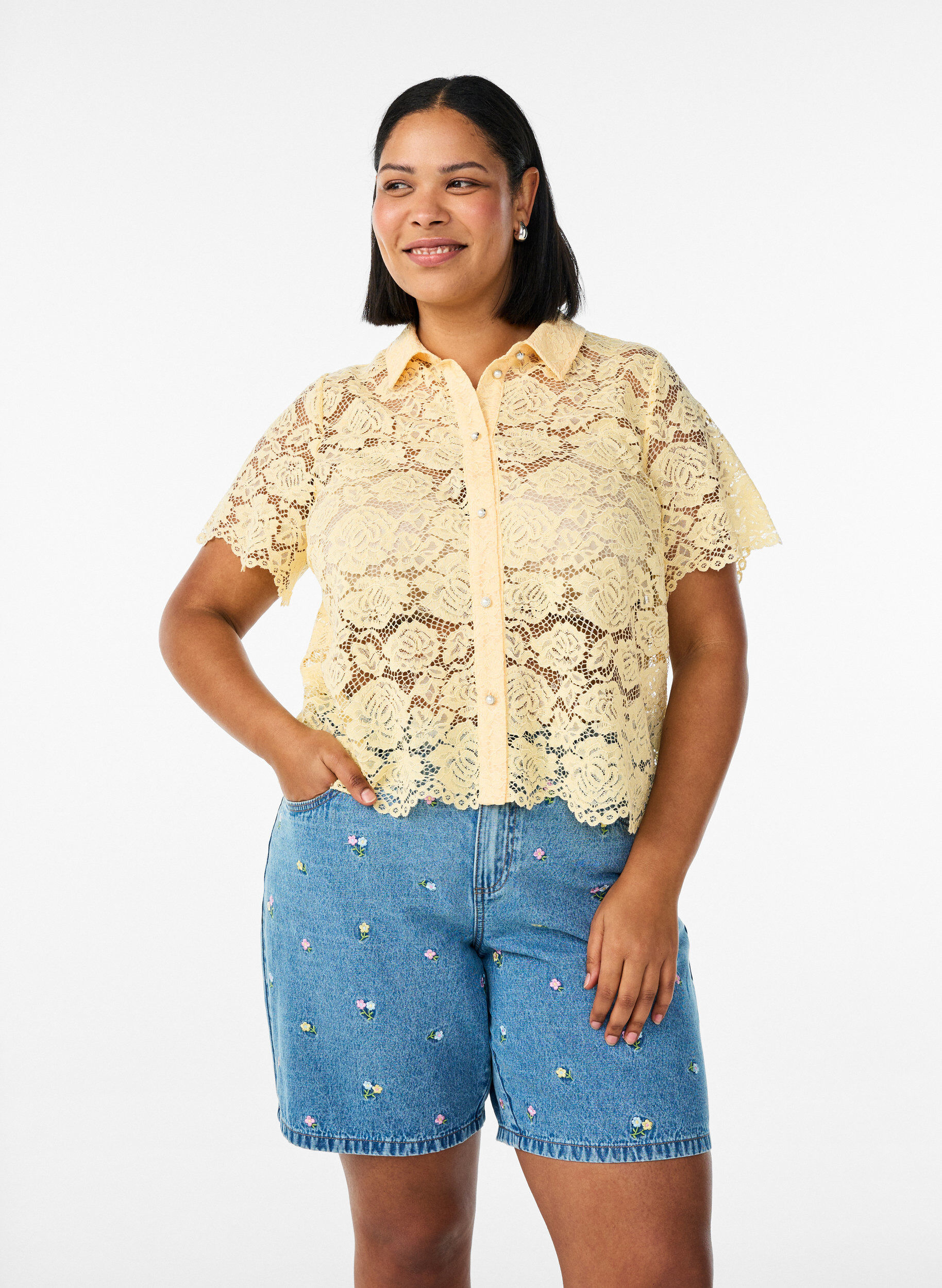 Zizzi Shorts aus Denim mit bestickten Blumen, Blau, Model image number 0