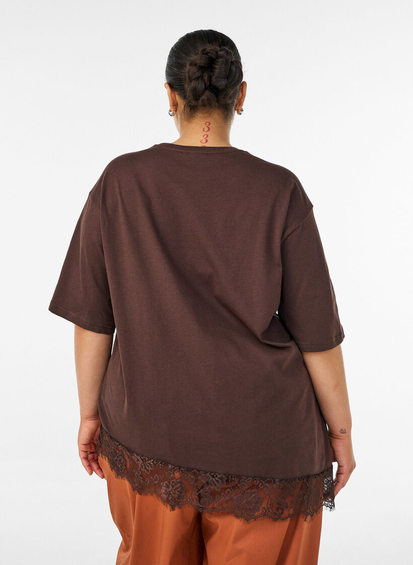 T-shirt avec ourlet asym&eacute;trique en dentelle, Marron, Model image number 2