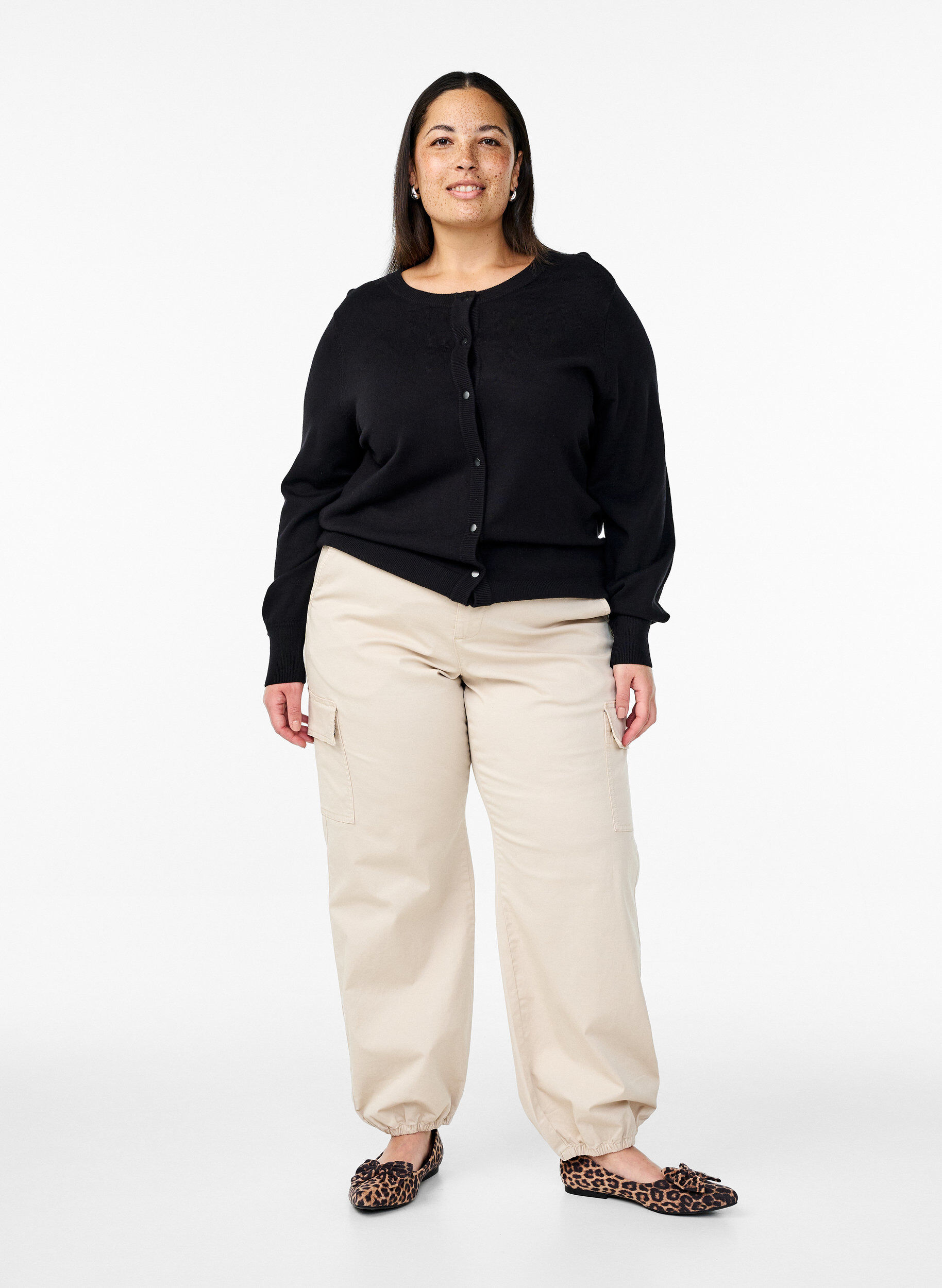 Zizzi 	 Cardigan en maille avec boutons en m&eacute;lange de viscose, Black, Model image number 2