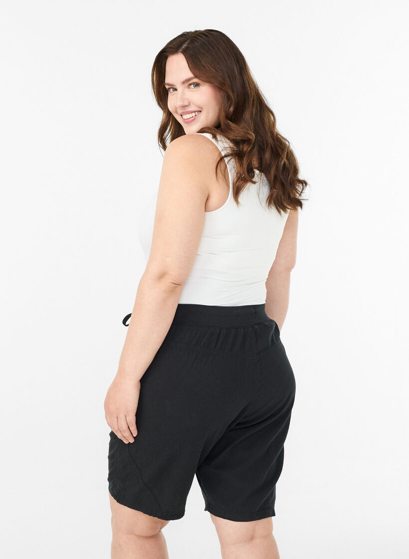 Short en coton ample avec poches, Noir, Model image number 2