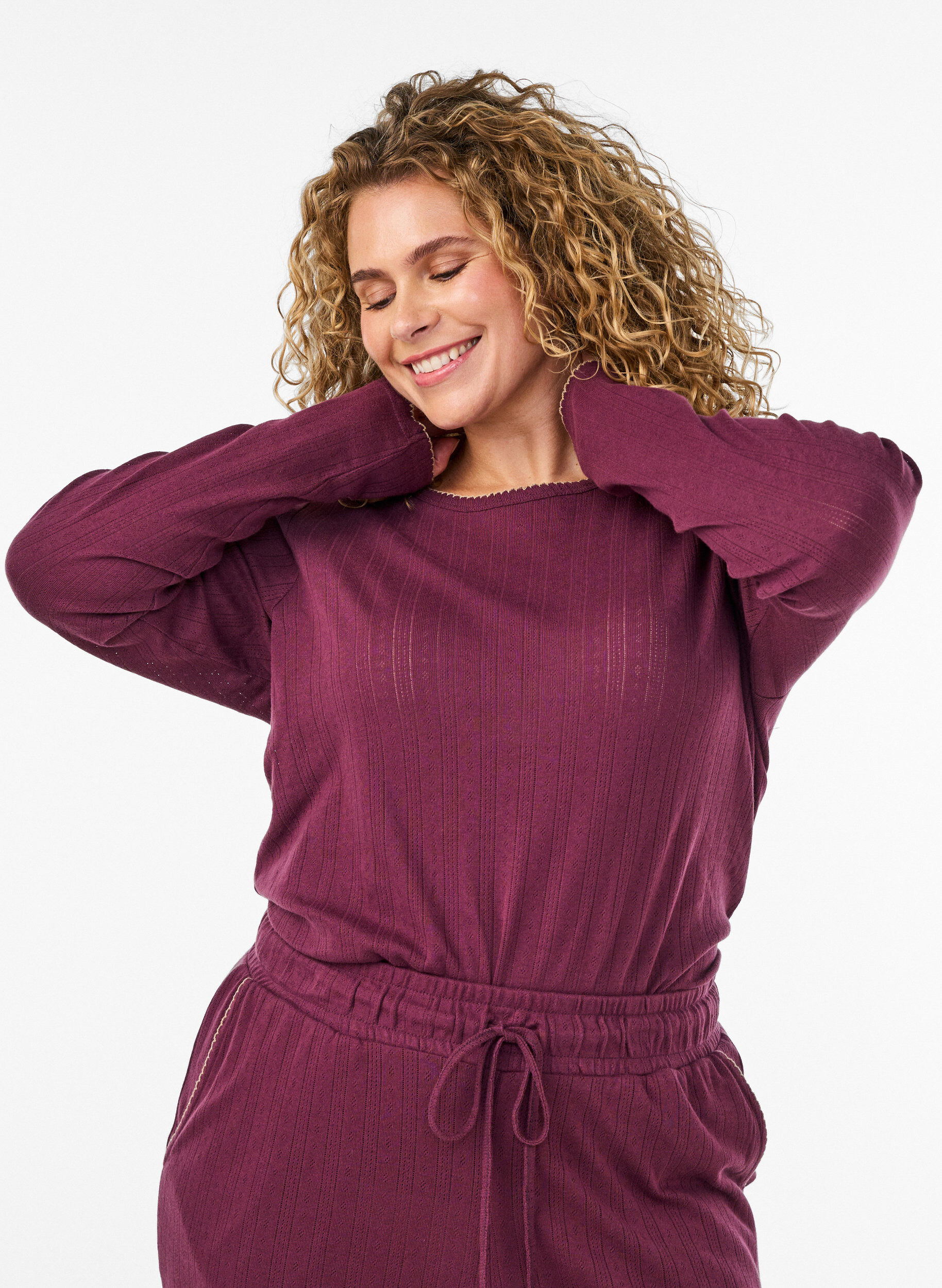 Pyjamaoberteil aus Bio-Baumwolle mit Lochstickerei, Dunkles Bordeaux, Model