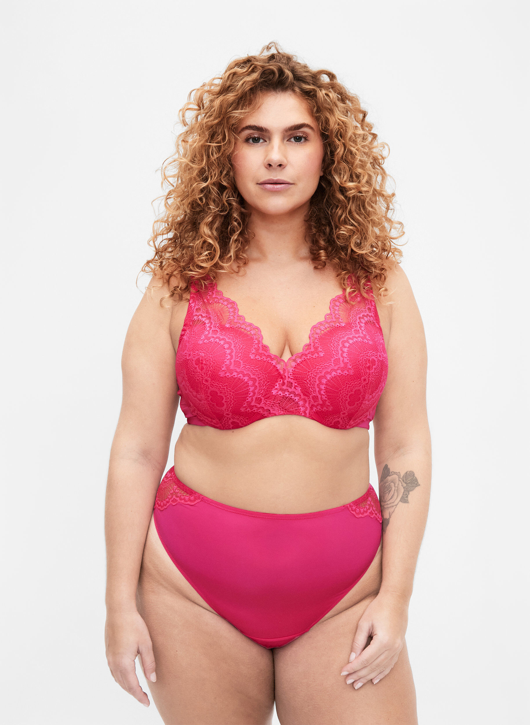 Culotte br&eacute;silienne en dentelle avec taille r&eacute;guli&egrave;re, Rose, Model