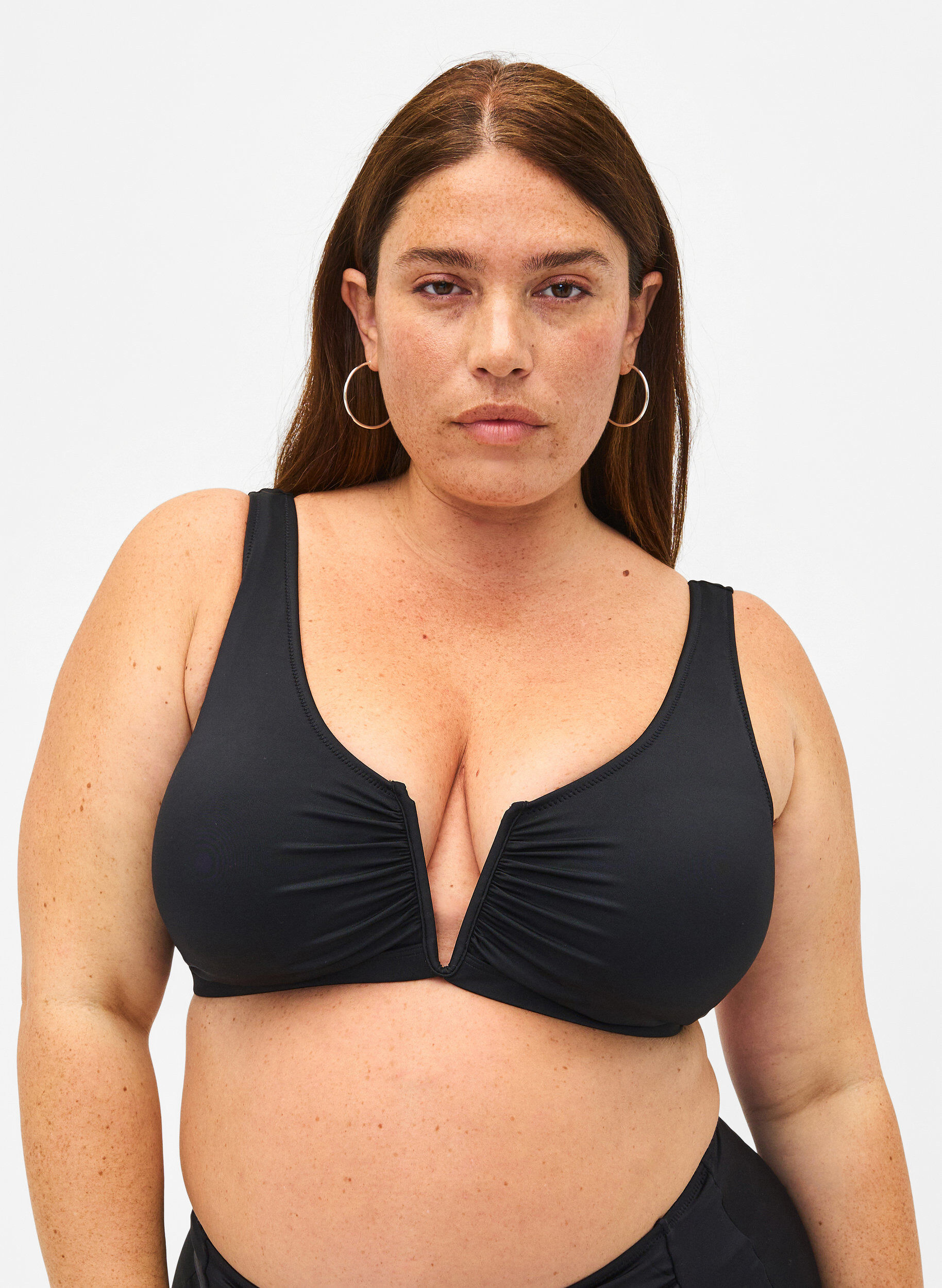 Bikinioberteil mit V-B&uuml;gel und herausnehmbaren Pads, Schwarz, Model