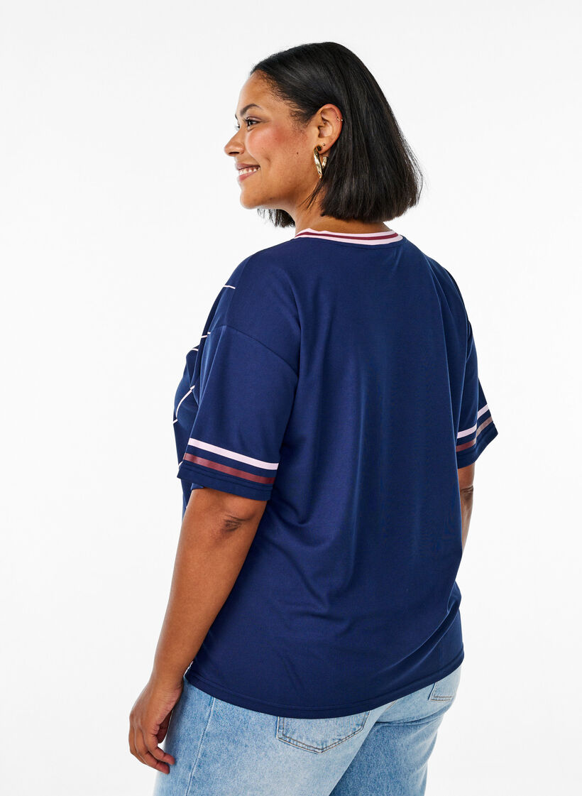Sportliches T-Shirt mit Streifen und Textprint, Blau, Model image number 2