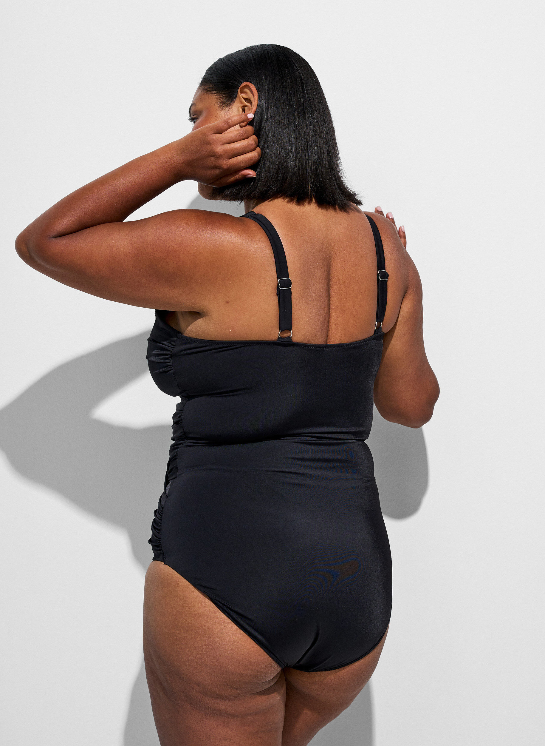 ZizziBadeanzug mit gekreuztem Raffungselement, Schwarz, Model image number 1